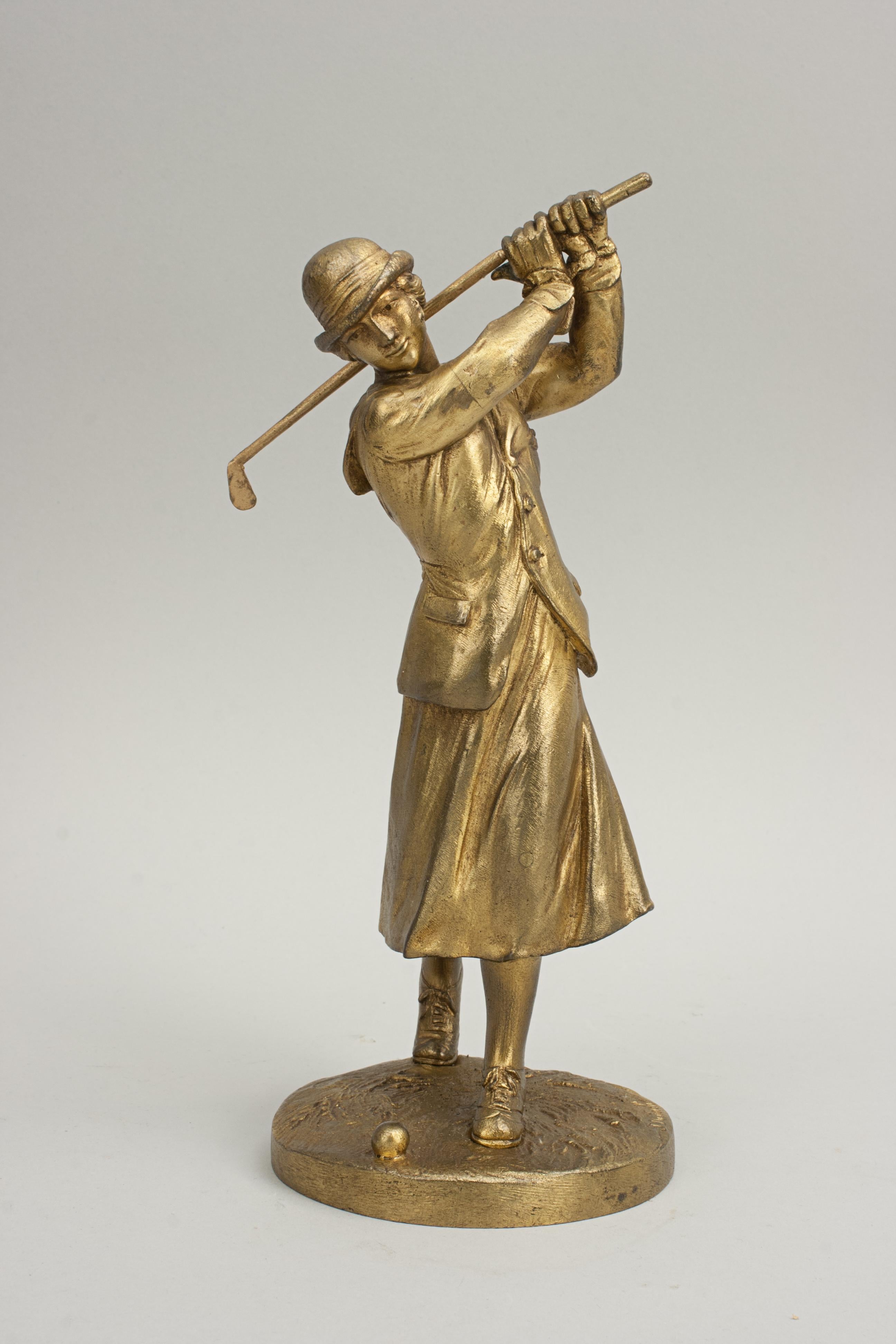 Vintage Jose Dunach Bronze Lady Golf Figure.
Très belle sculpture française de style Art Déco représentant une golfeuse montée sur une base ronde naturaliste. La golfeuse est en position de poursuite. Cette statue en bronze a une finition dorée avec