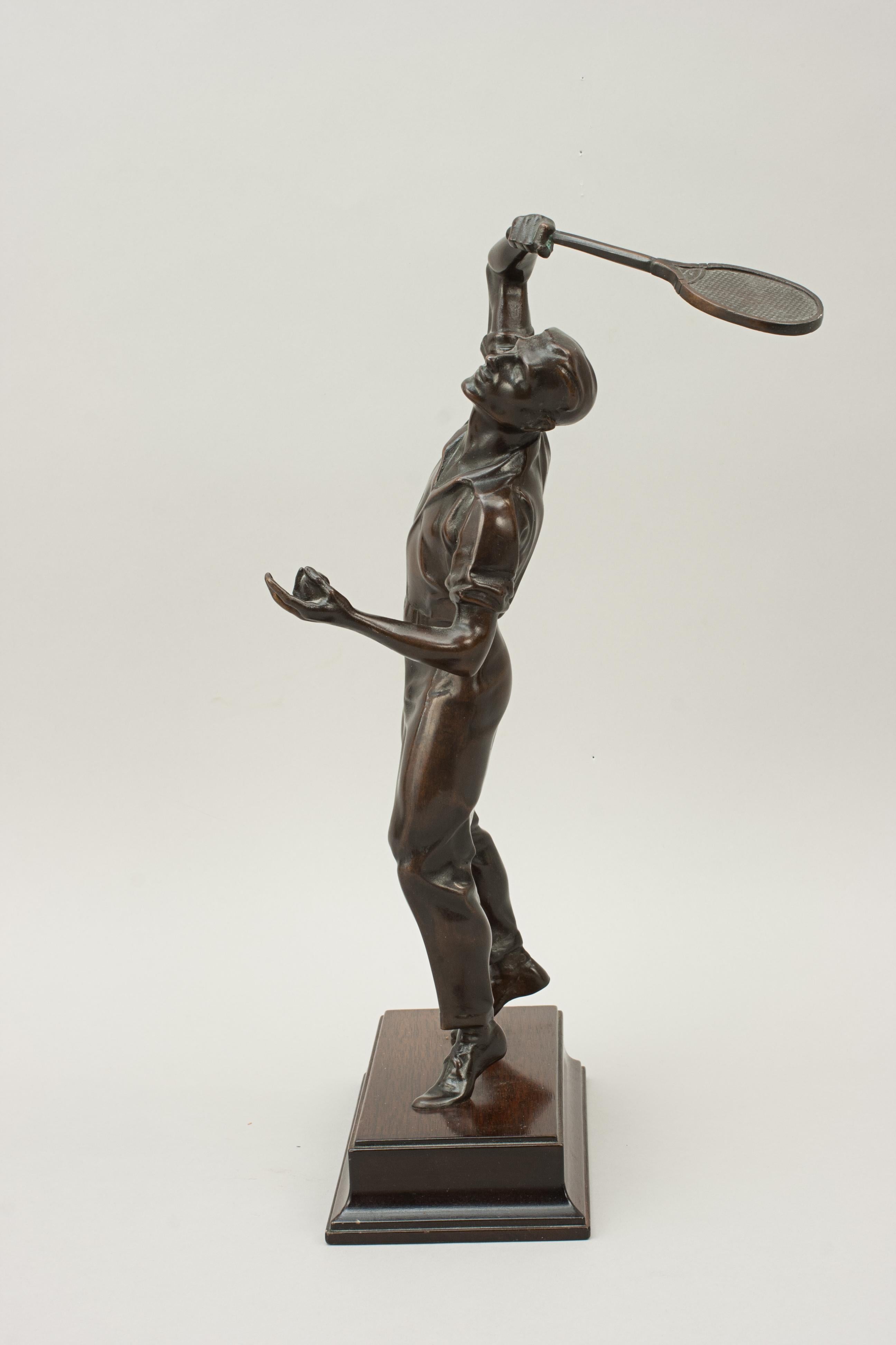 Antike Bronzefigur eines Tennisspielers (Unbekannt) im Angebot