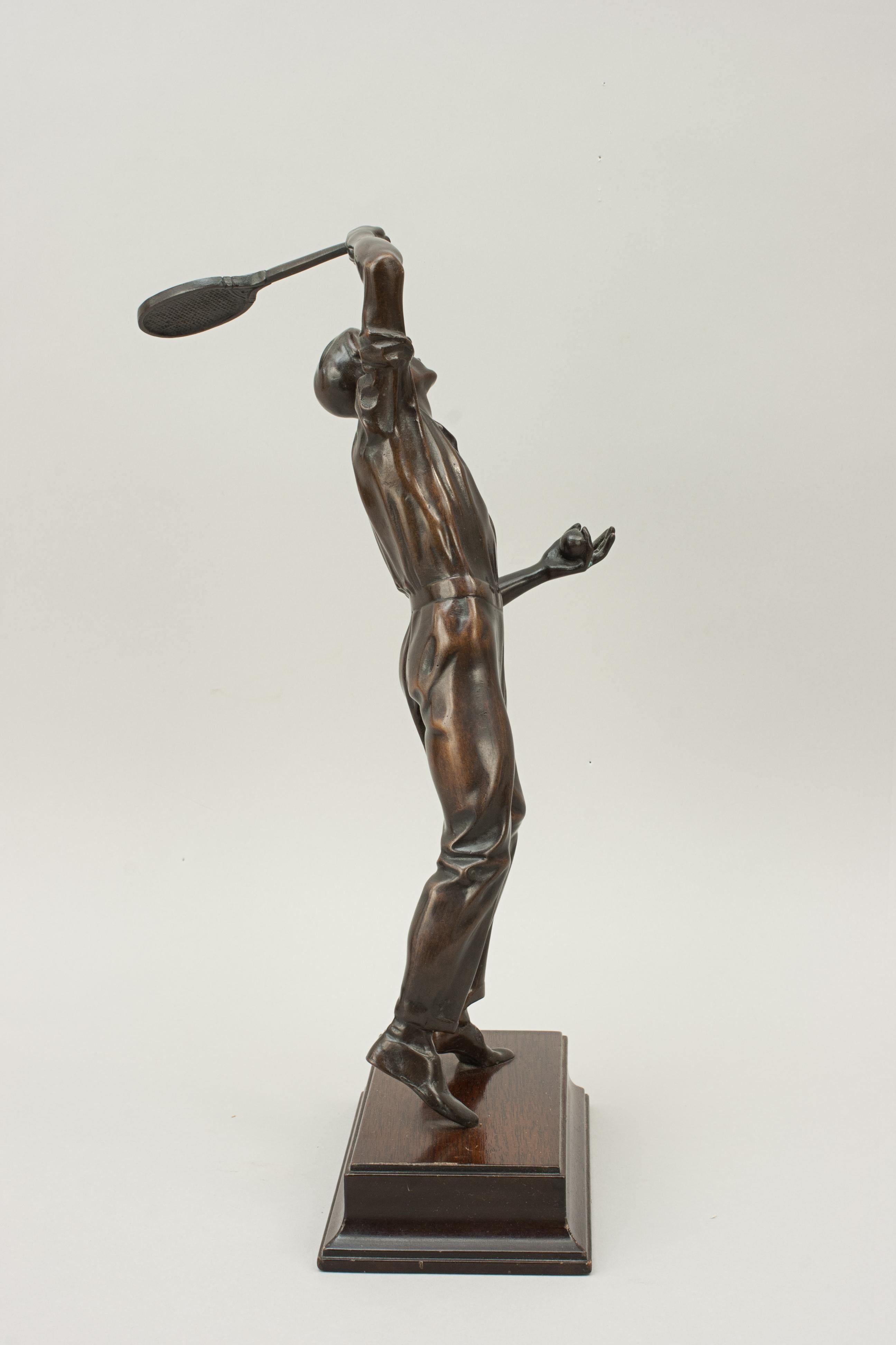 Antike Bronzefigur eines Tennisspielers (20. Jahrhundert) im Angebot