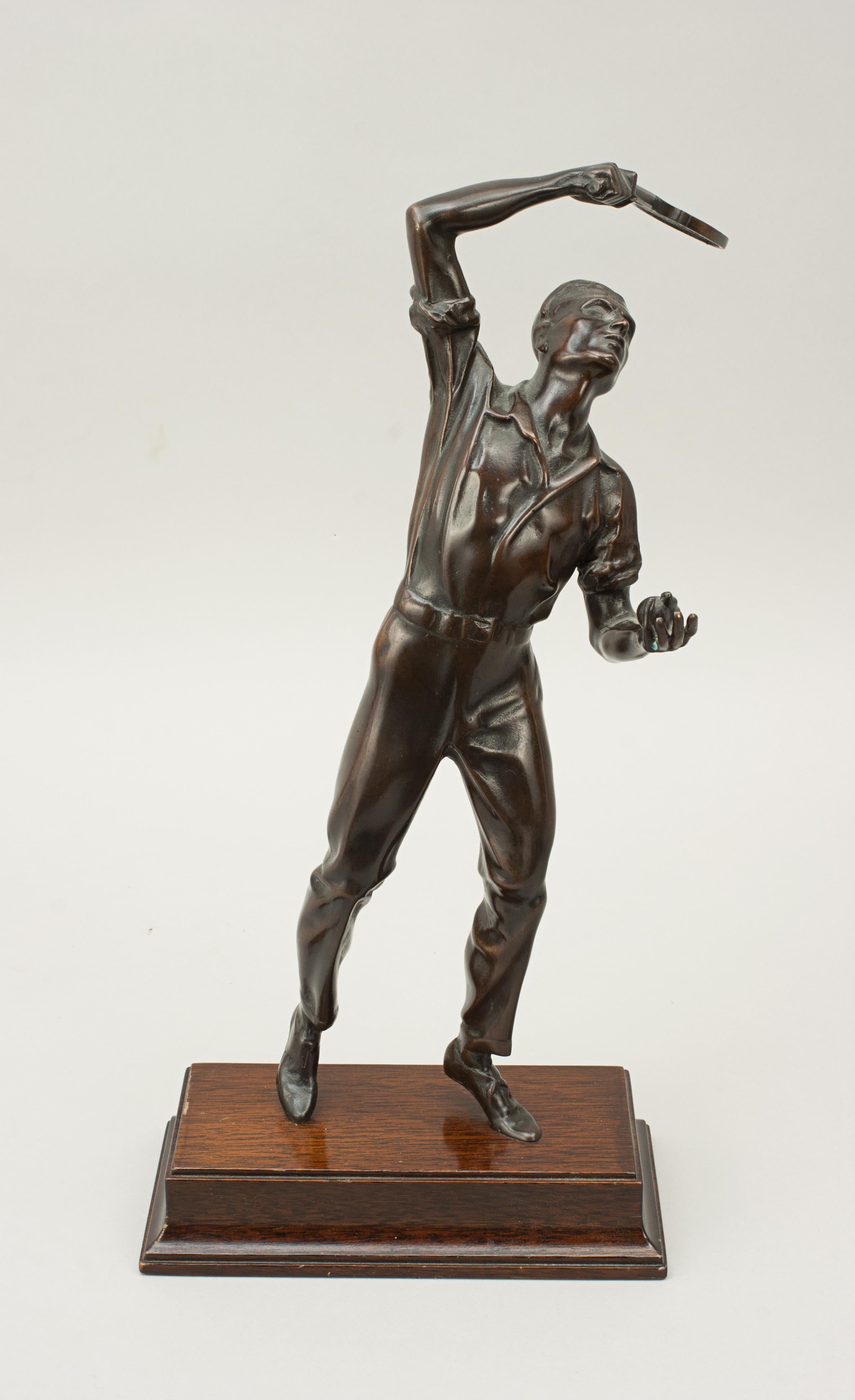 Antike Bronzefigur eines Tennisspielers im Angebot 2