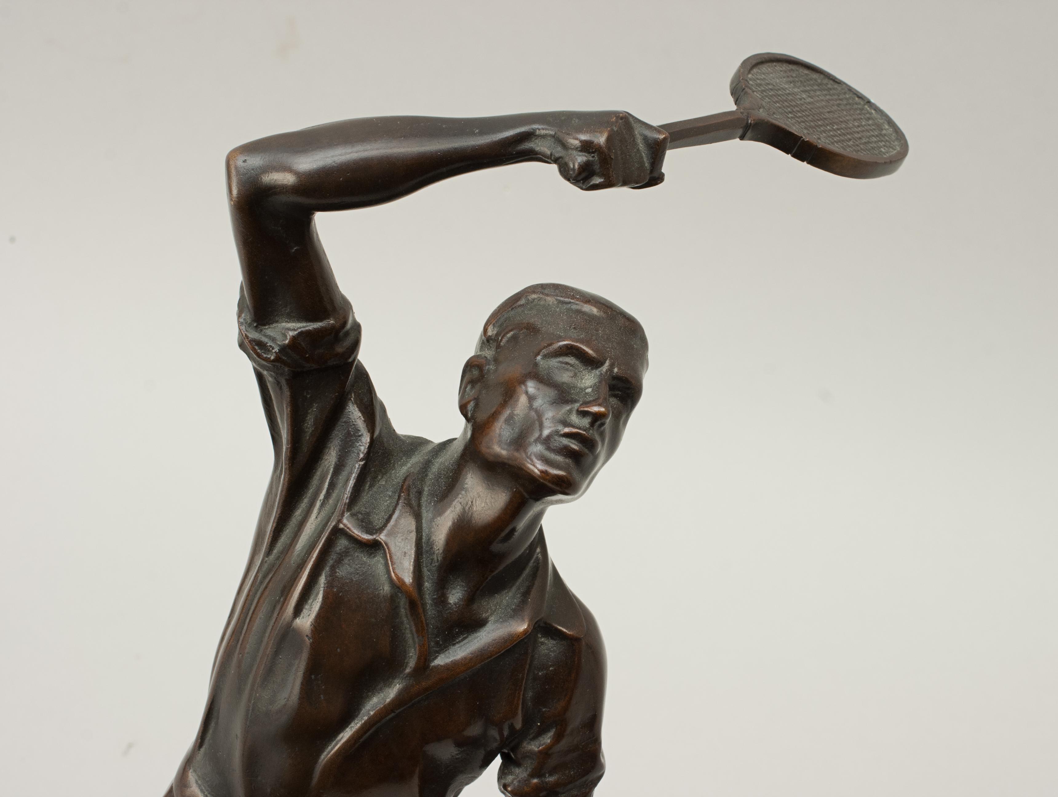 Antike Bronzefigur eines Tennisspielers im Angebot 3