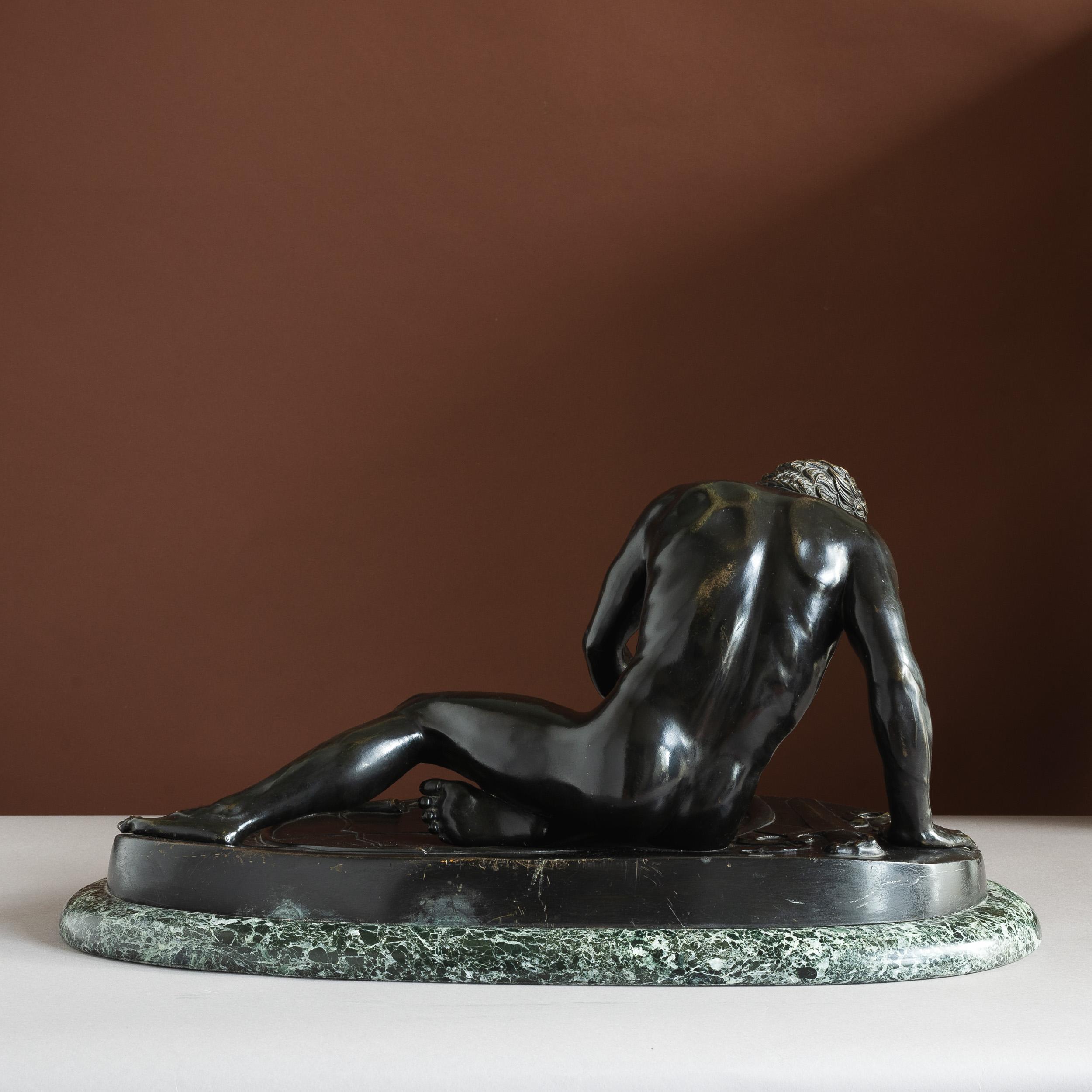 Antica figura in bronzo del Gallo morente in vendita 3