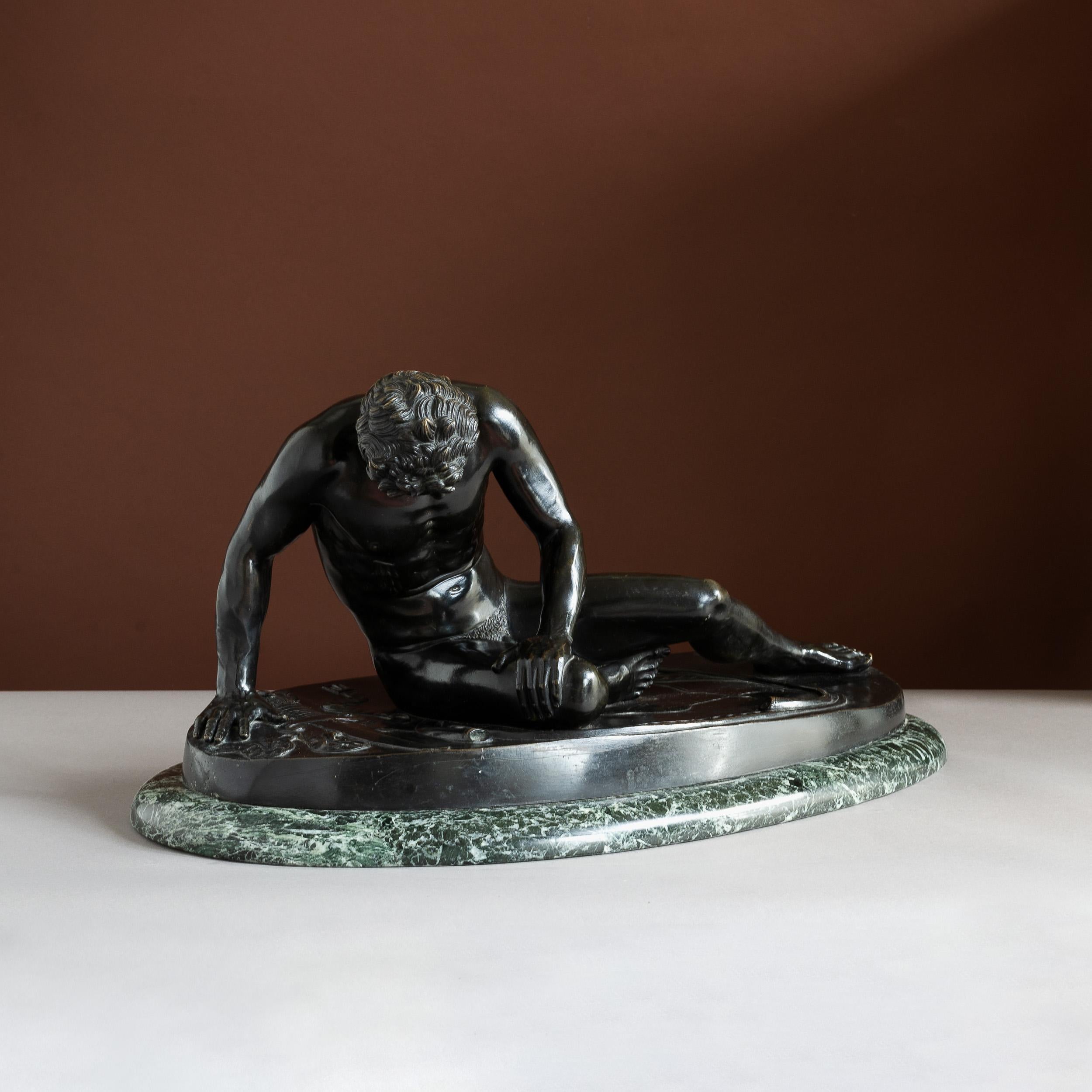 Antica figura in bronzo del Gallo morente in vendita 5