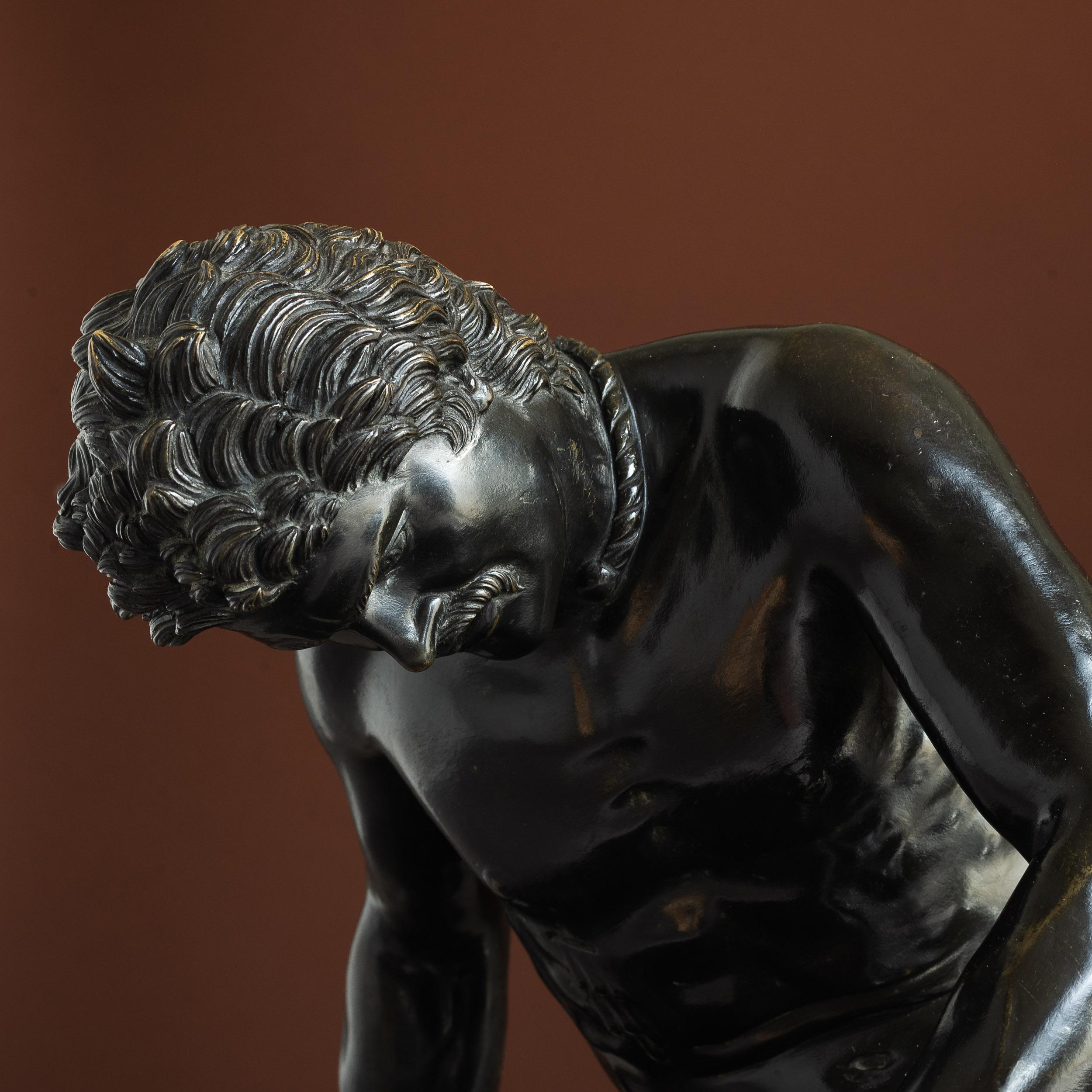 Figura in bronzo del Gallo morente dopo l'Antico, su base in marmo verde, Italia, XIX secolo.

Dimensioni:	Alto 30,5 cm (12