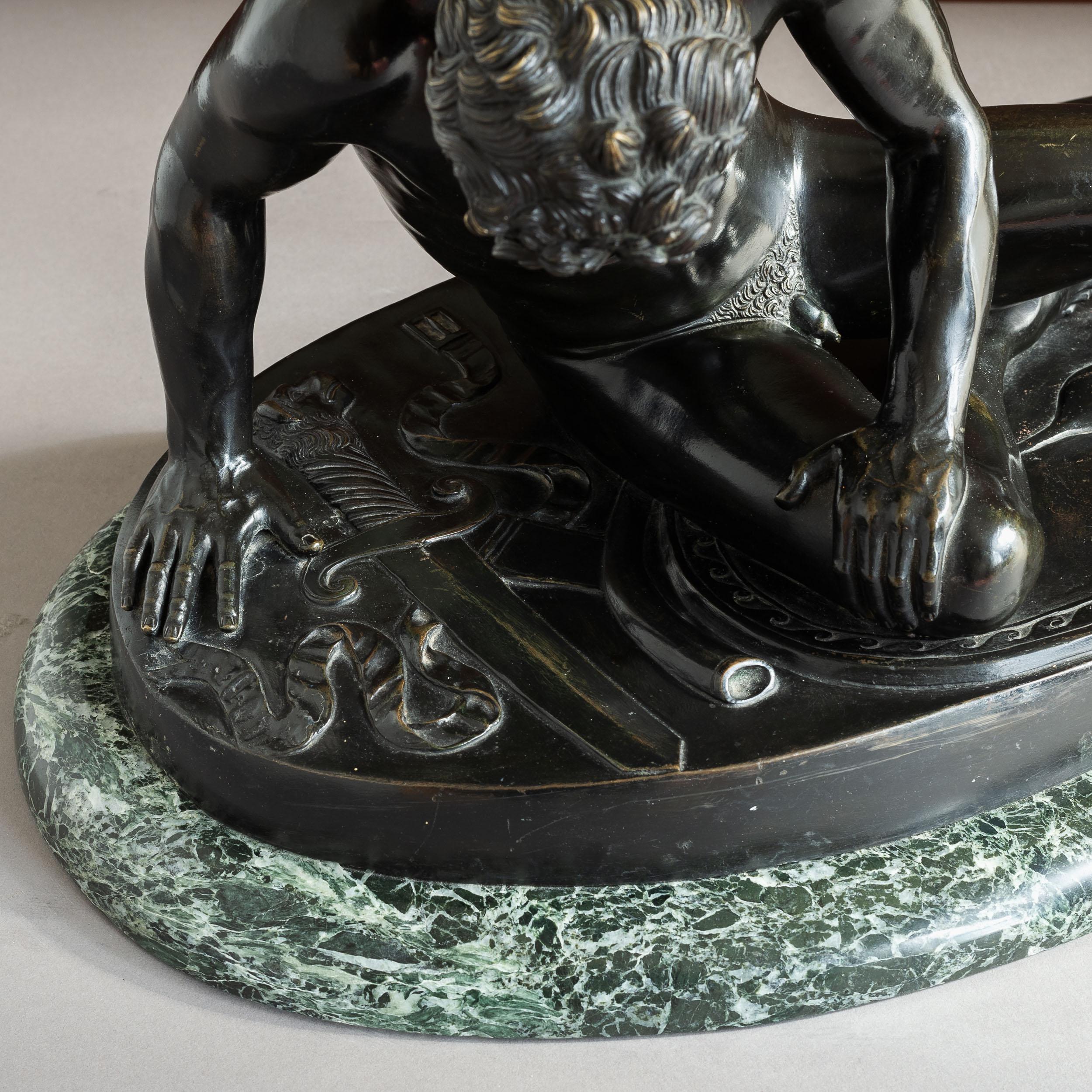 Italiano Antica figura in bronzo del Gallo morente in vendita
