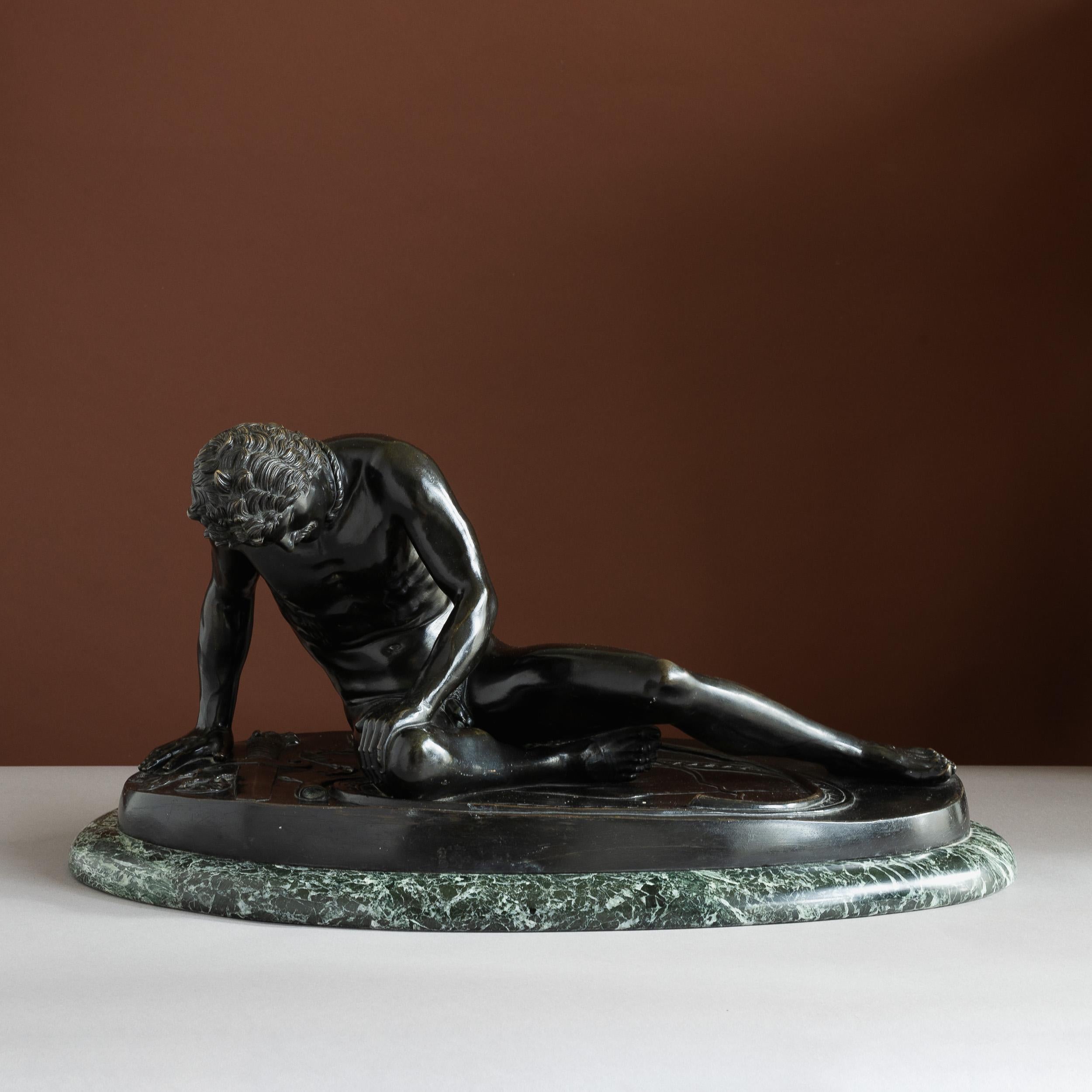 Bronzo Antica figura in bronzo del Gallo morente in vendita