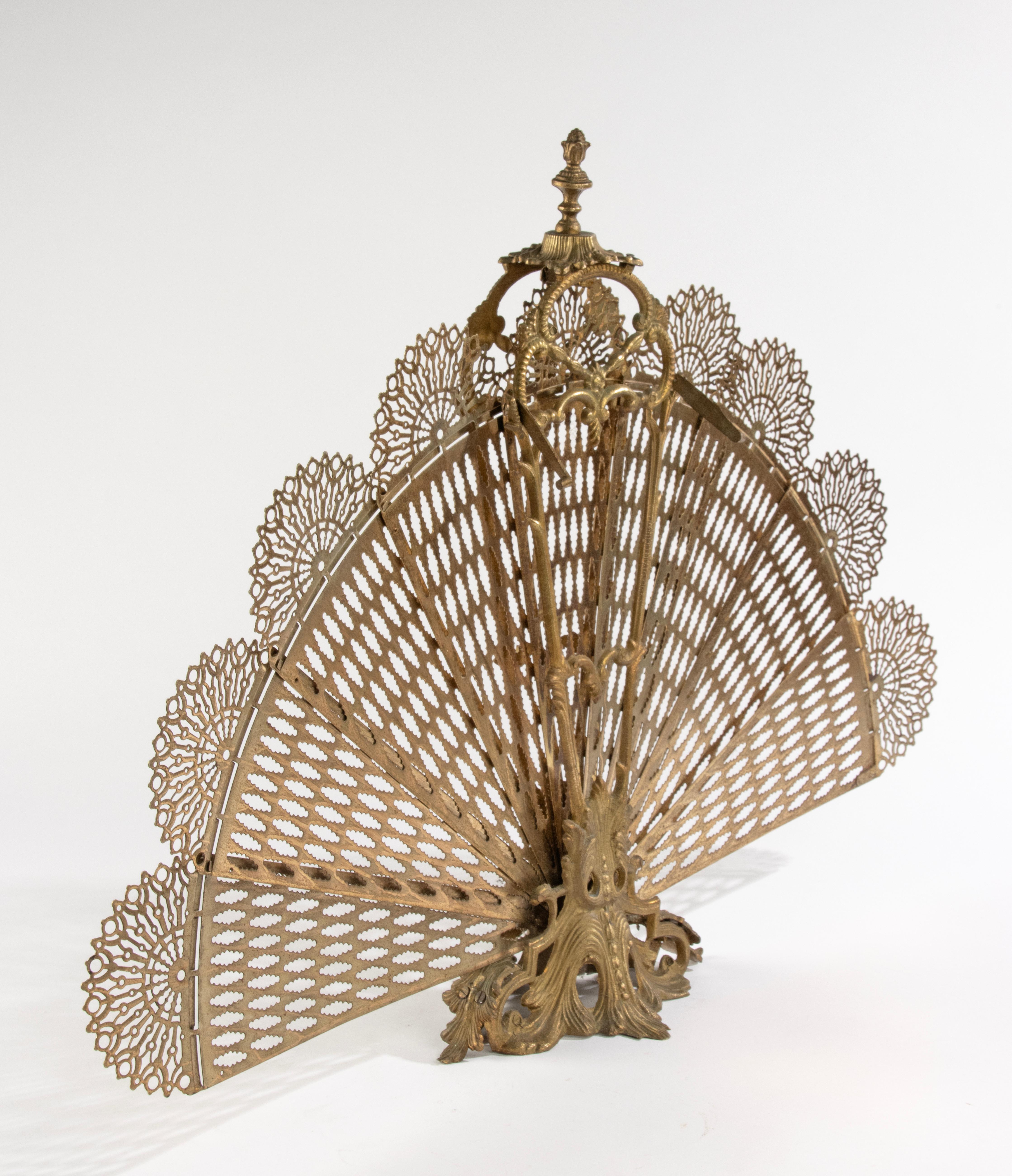 Paravent de cheminée en bronze antique - Peacock Fan en vente 3