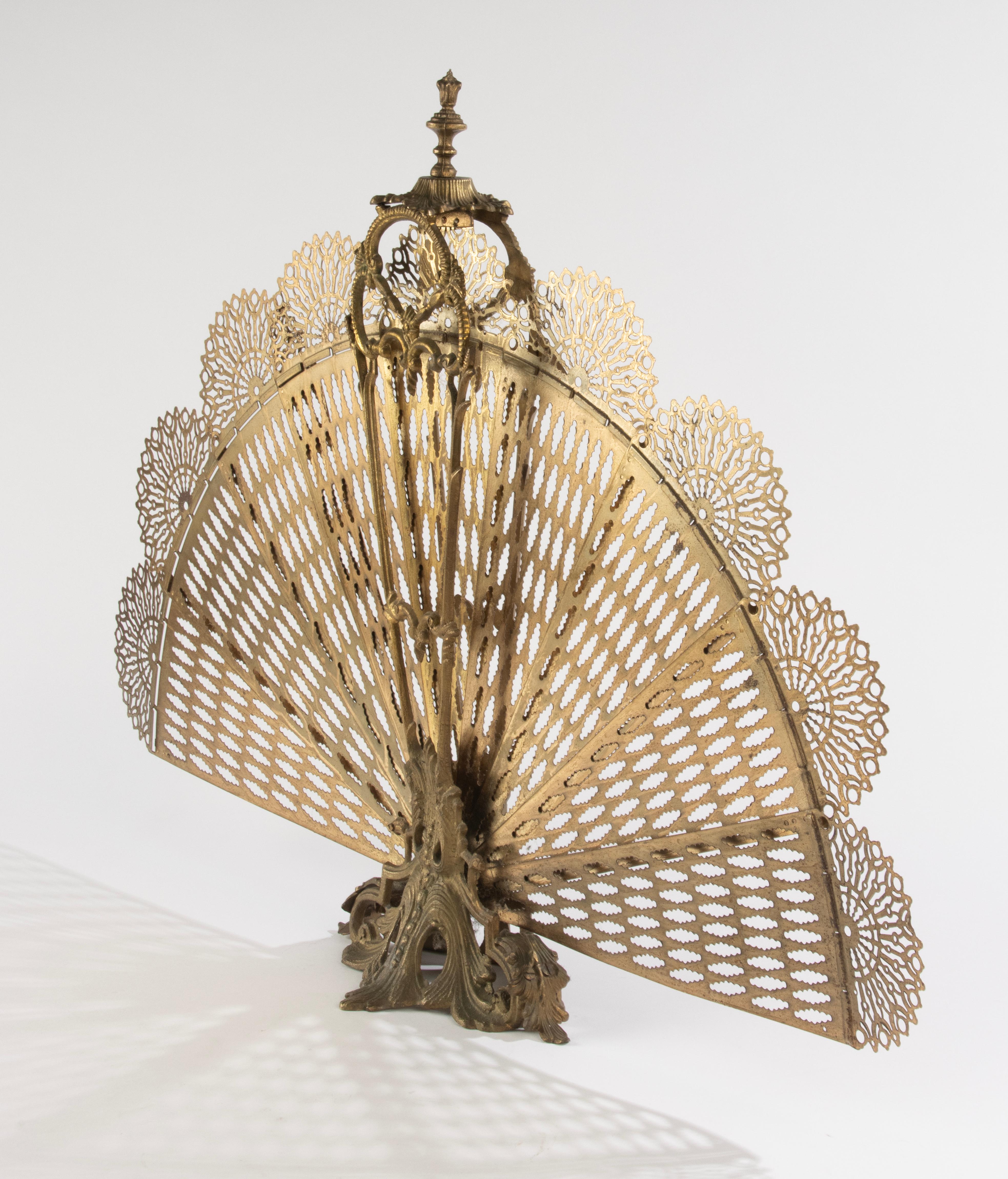 Paravent de cheminée en bronze antique - Peacock Fan en vente 6