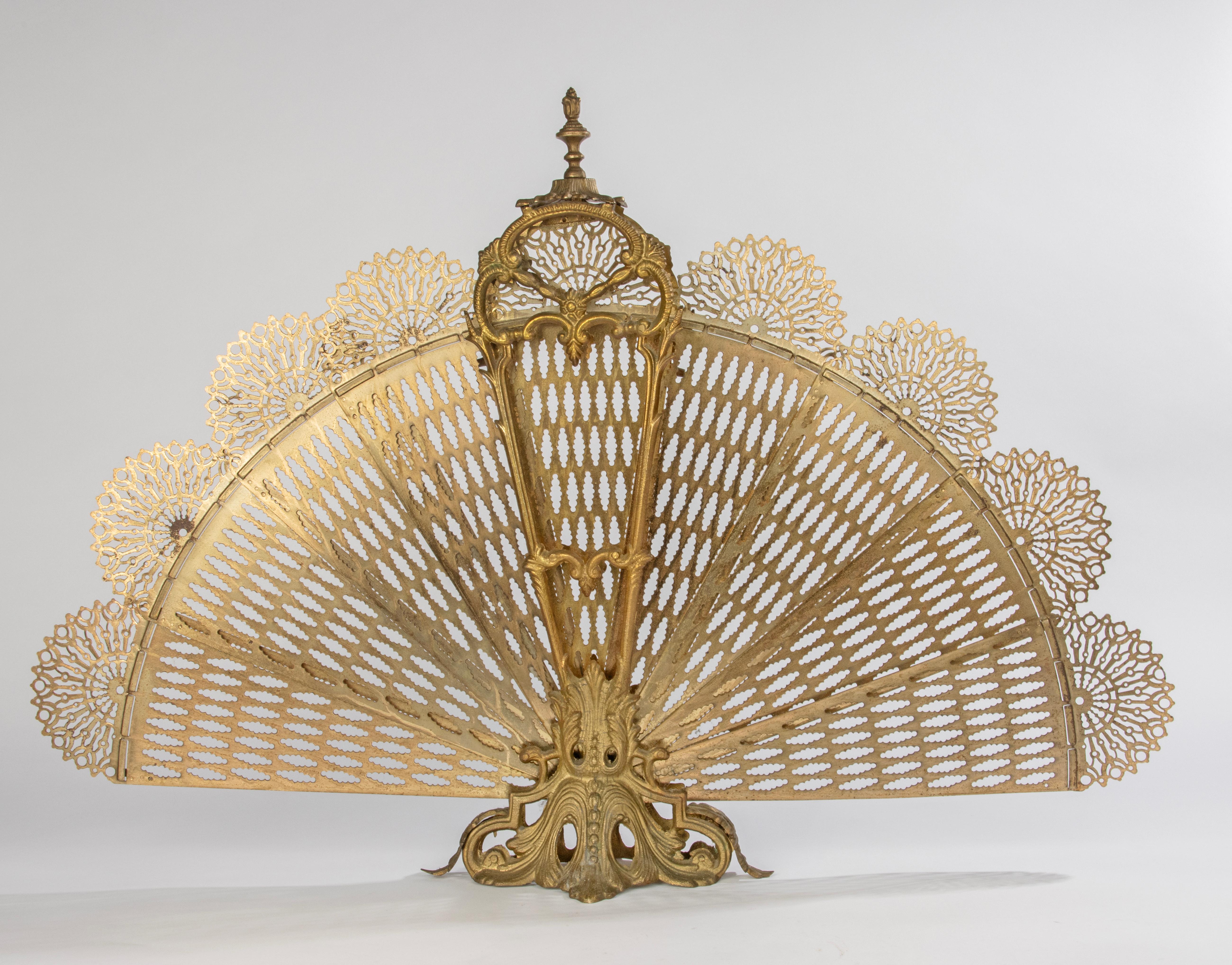 Paravent de cheminée en bronze antique - Peacock Fan en vente 9