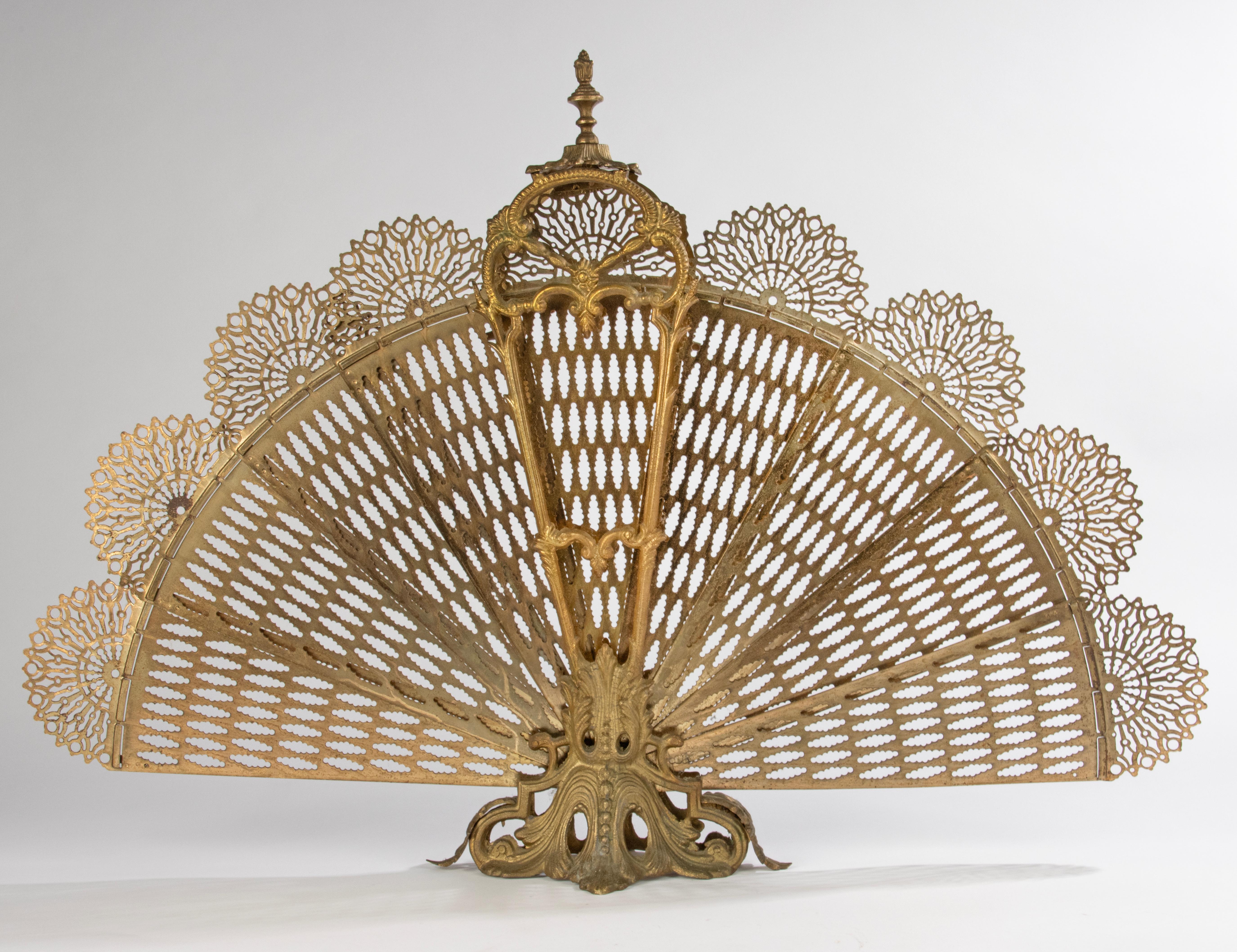 Cheminée en éventail de la fin du XIXe siècle. Également appelé écran Calle. Base en bronze. Il possède neuf éventails en laiton percés, qui peuvent se déplier et se replier. Fabriqué en France, vers 1890-1900. Bon état avec une usure correspondant