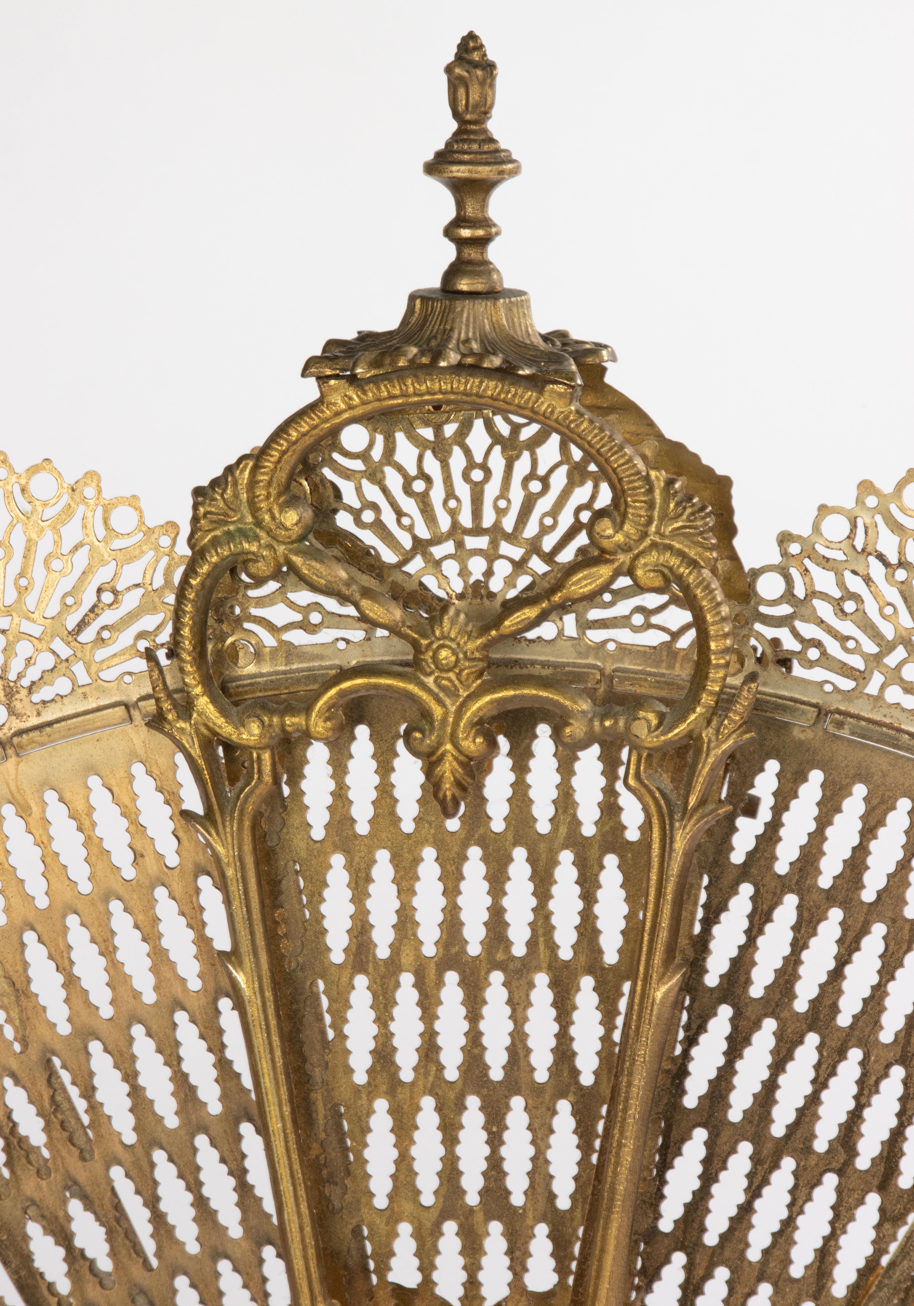 Fin du XIXe siècle Paravent de cheminée en bronze antique - Peacock Fan en vente