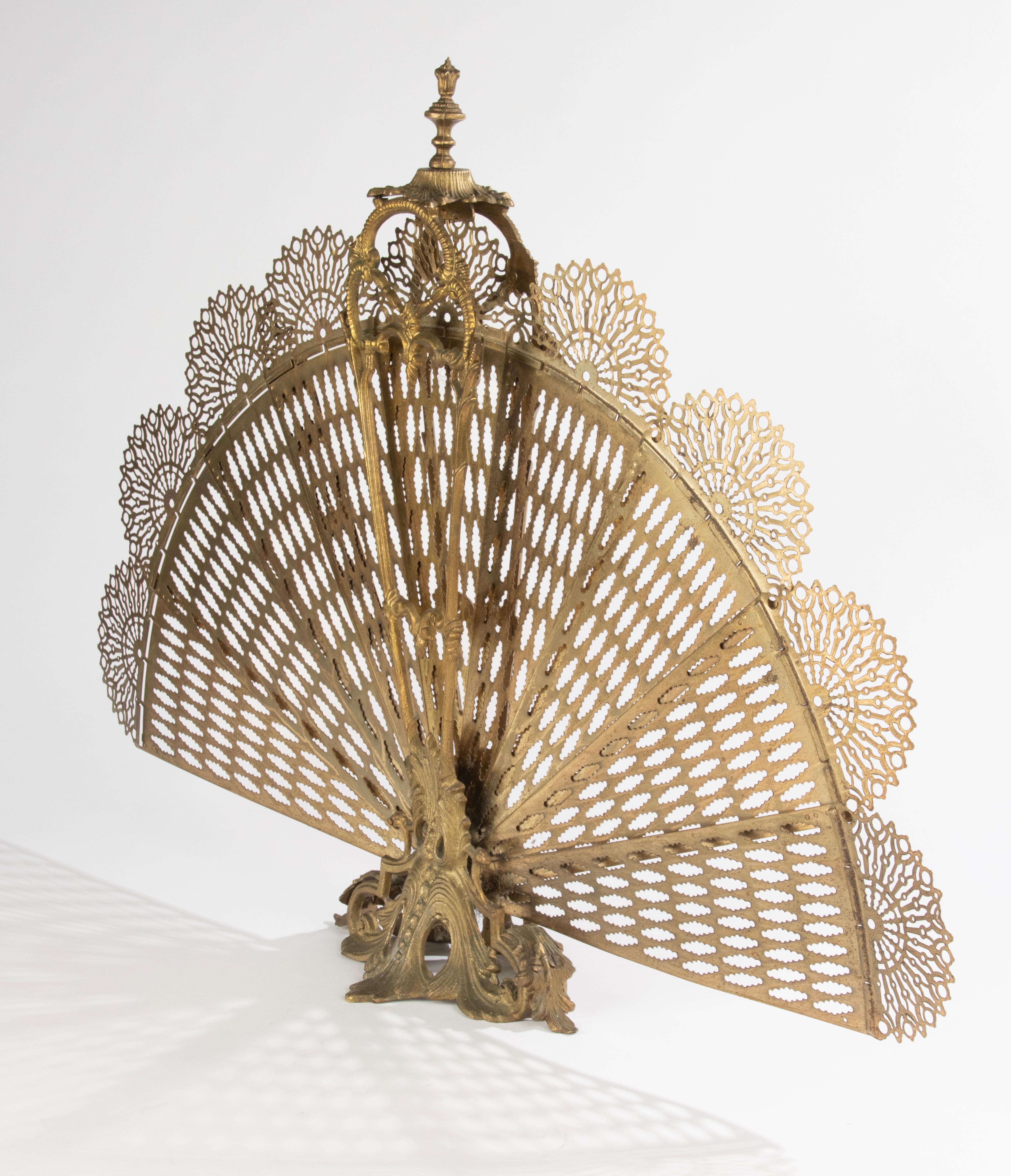 Laiton Paravent de cheminée en bronze antique - Peacock Fan en vente