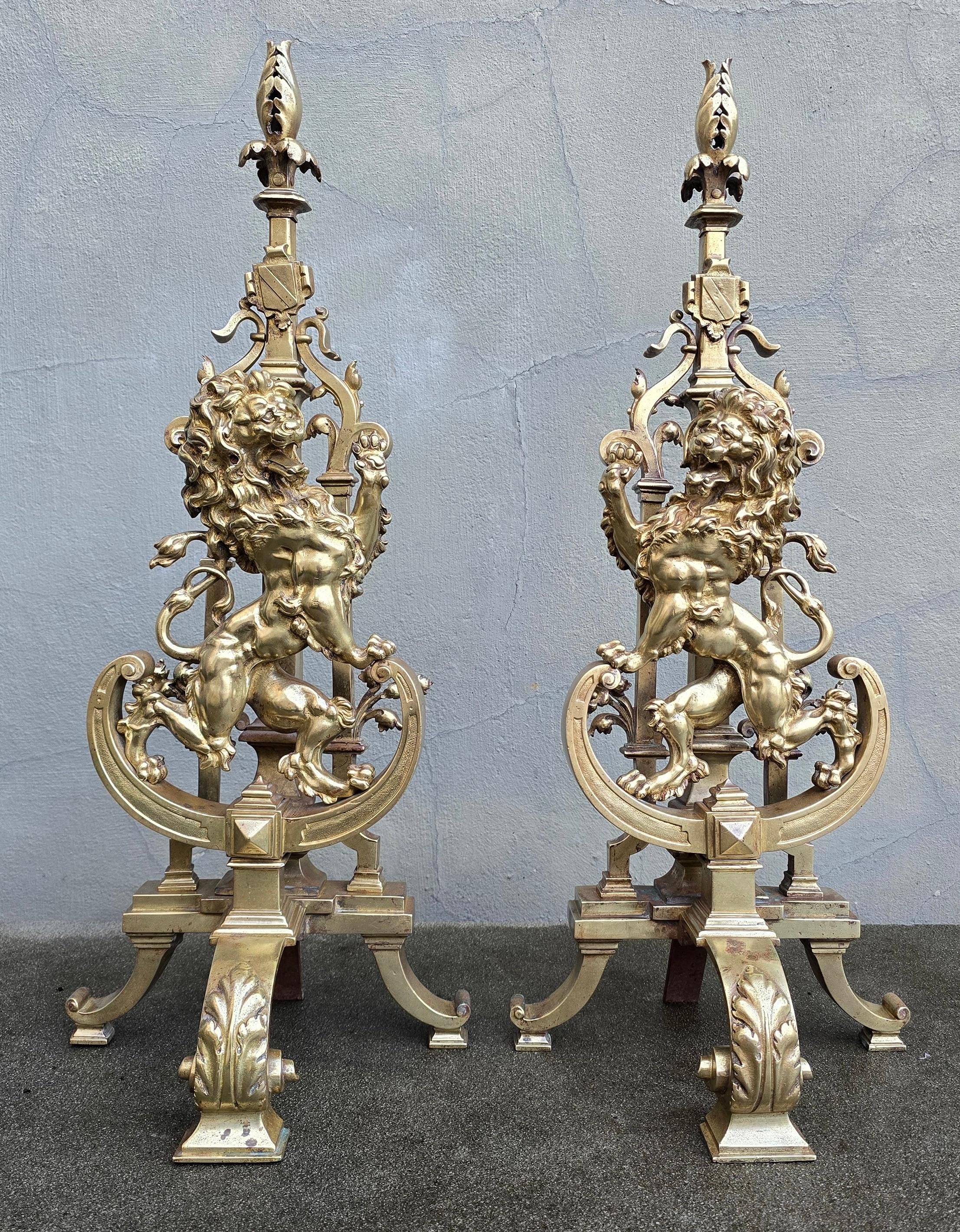 Set da caminetto in bronzo antico con leoni - XIX secolo

Questo impressionante set di ferri da stiro in bronzo è un vero capolavoro del XIX secolo. Il design è dominato da leoni dalle forme meravigliose, simbolo di forza e nobiltà. Ogni dettaglio è