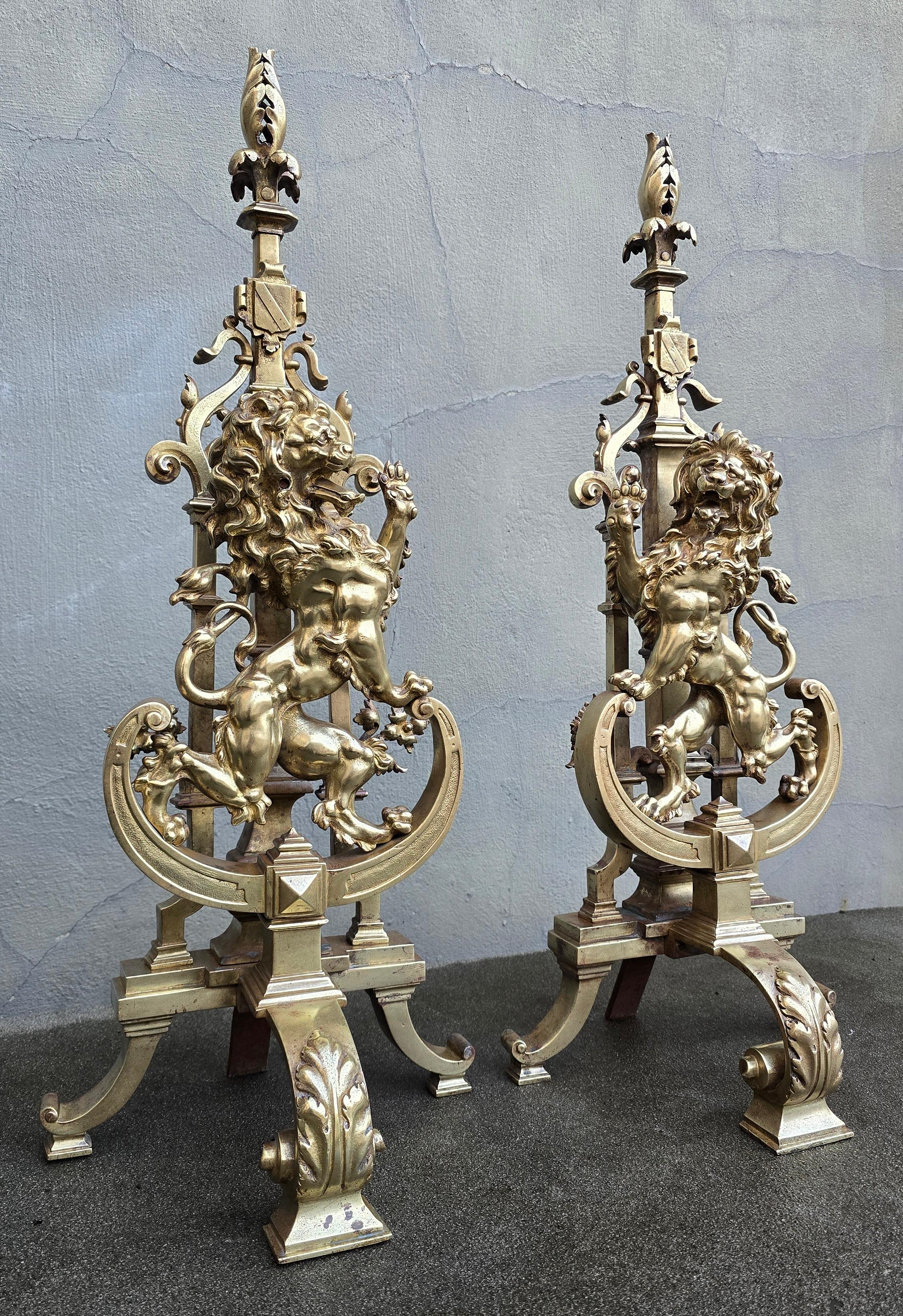 Hollywood Regency Set di caminetti in bronzo antico con androni a forma di Majestic Lion Chenet in vendita