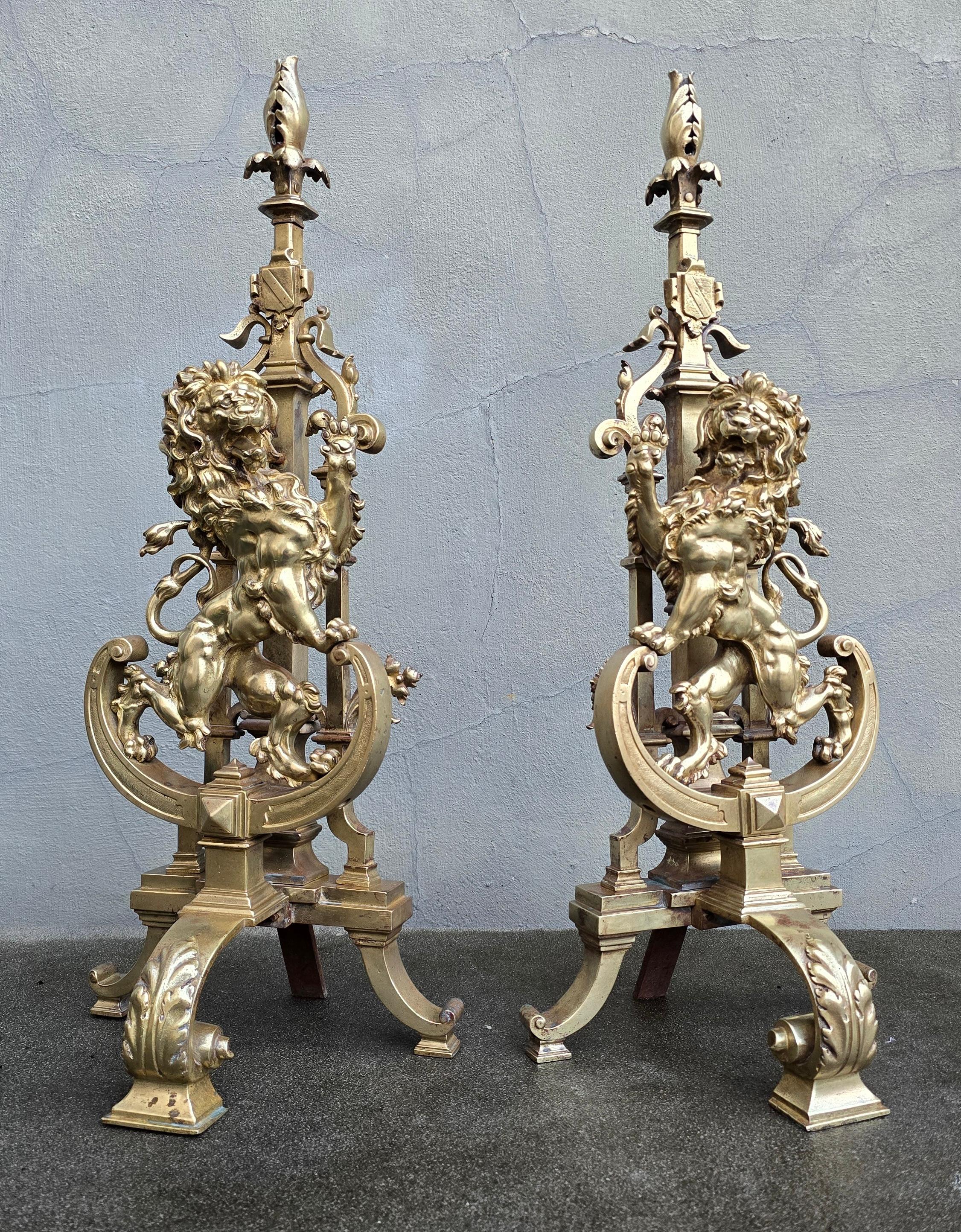 Francese Set di caminetti in bronzo antico con androni a forma di Majestic Lion Chenet in vendita