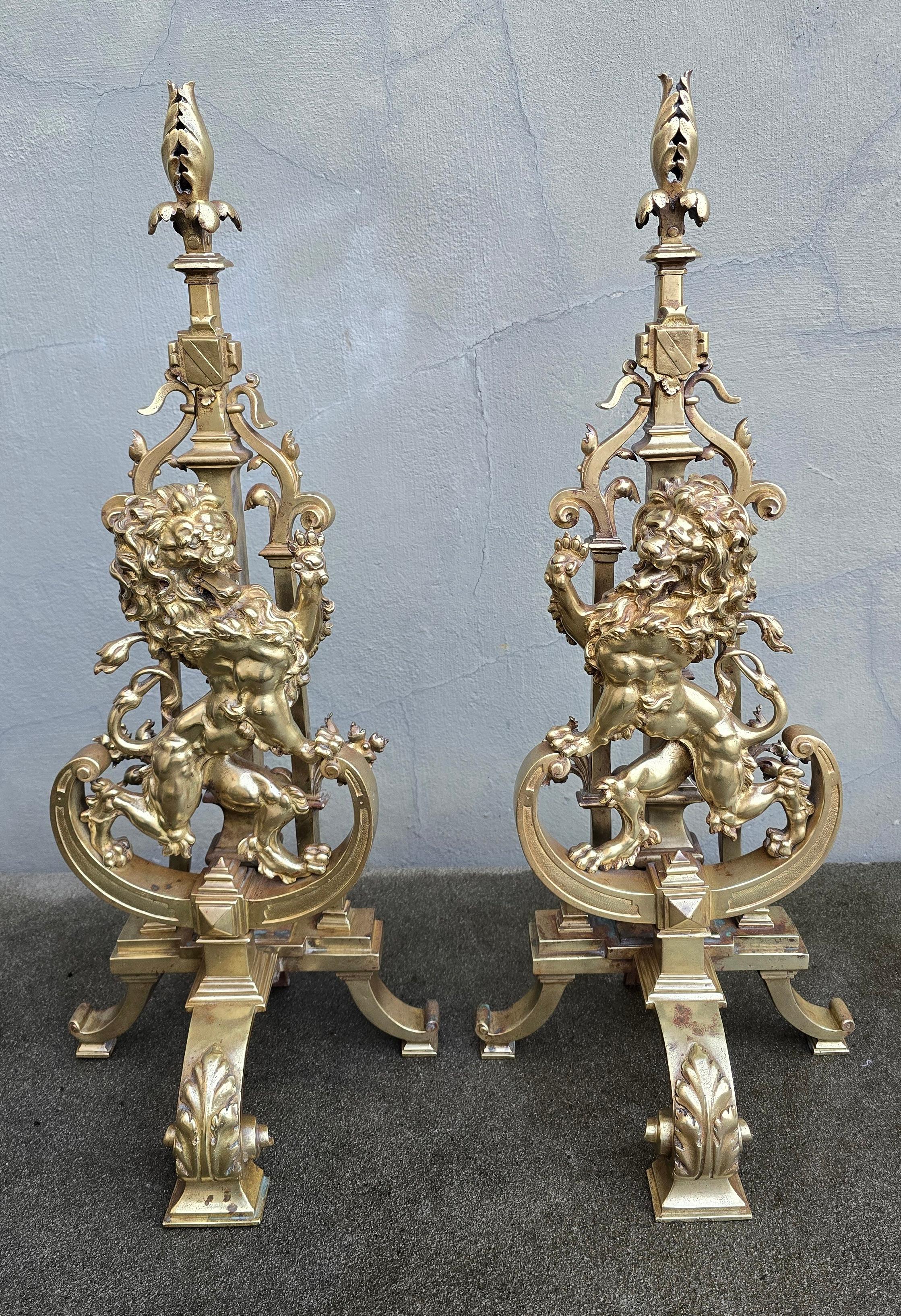 XIX secolo Set di caminetti in bronzo antico con androni a forma di Majestic Lion Chenet in vendita