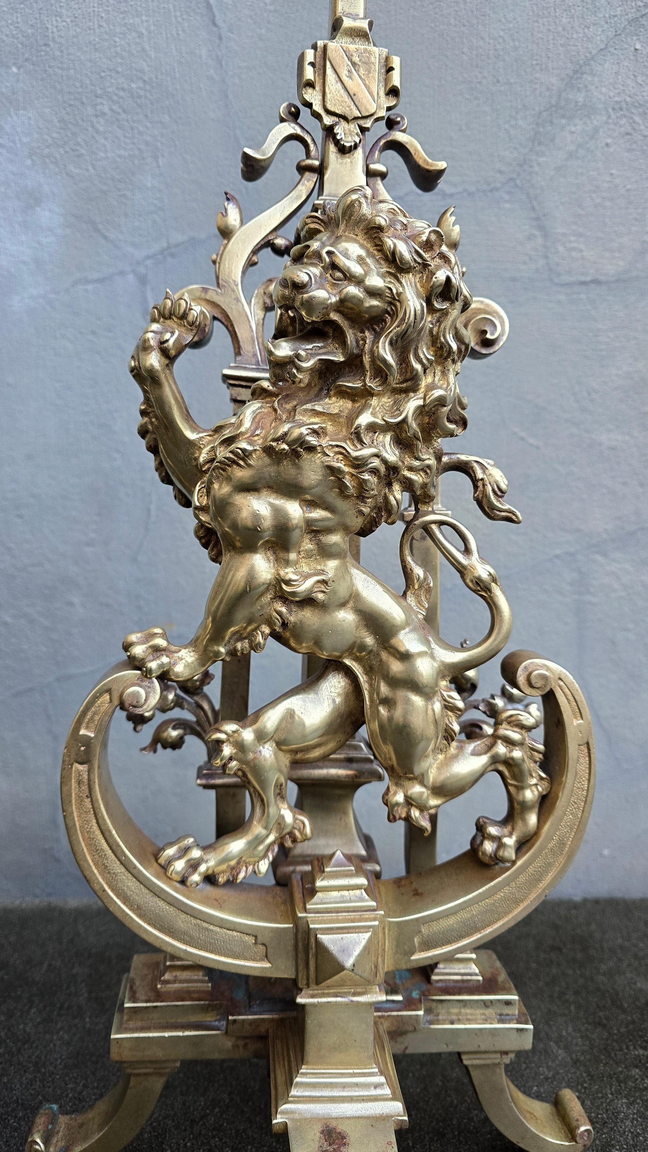 Bronzo Set di caminetti in bronzo antico con androni a forma di Majestic Lion Chenet in vendita