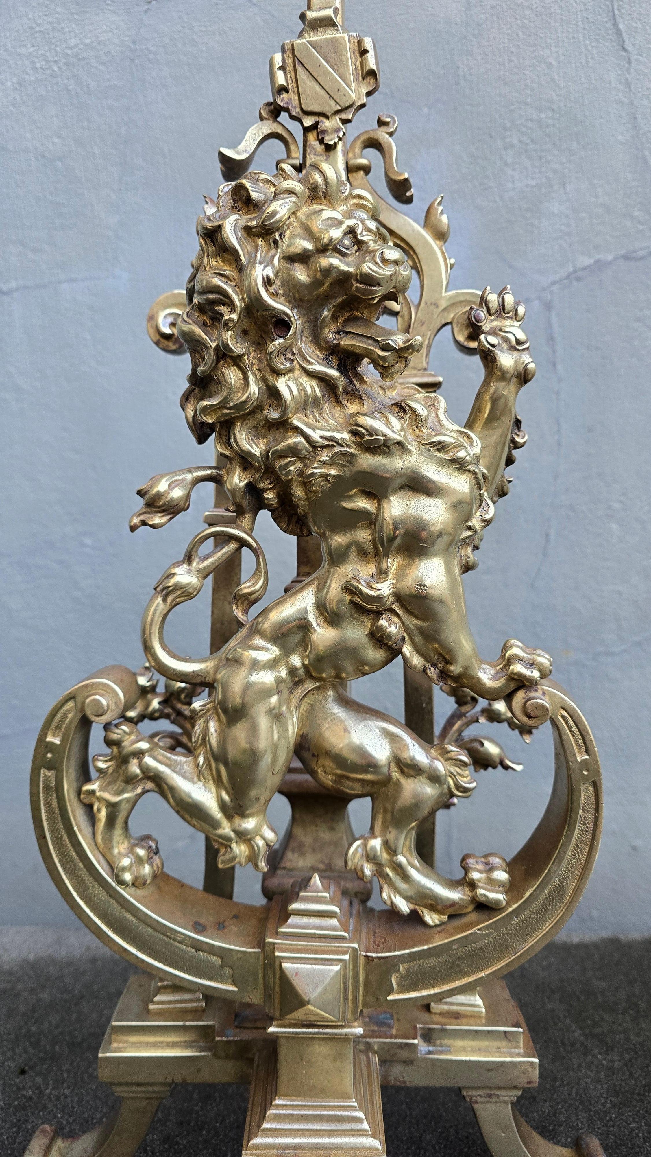 Set di caminetti in bronzo antico con androni a forma di Majestic Lion Chenet in vendita 1