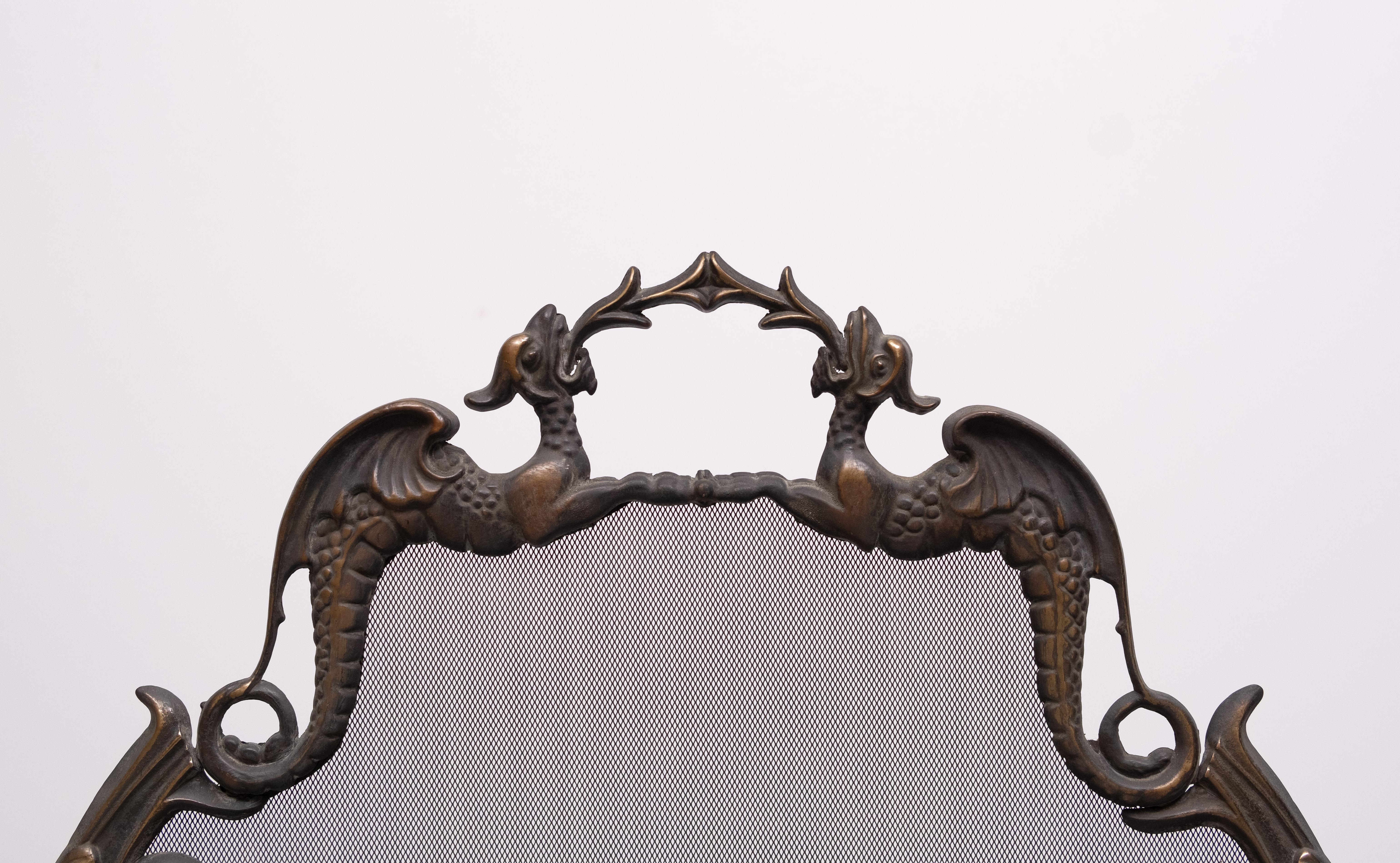 Parafuoco antico in bronzo fuso, decorato con grifoni, figura mitologica.
in piedi sugli artigli. Uno schermo decorativo molto bello. Vittoriano  1880s  