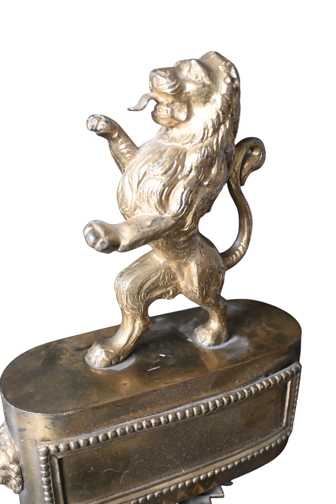 Épi de mât en bronze ancien - Lion rampant (Belgique, fin du 19e siècle)

Un embout de mât en bronze finement moulé représentant un puissant lion rampant dans une forme tridimensionnelle. Le lion repose sur un socle rectangulaire à bordure perlée,