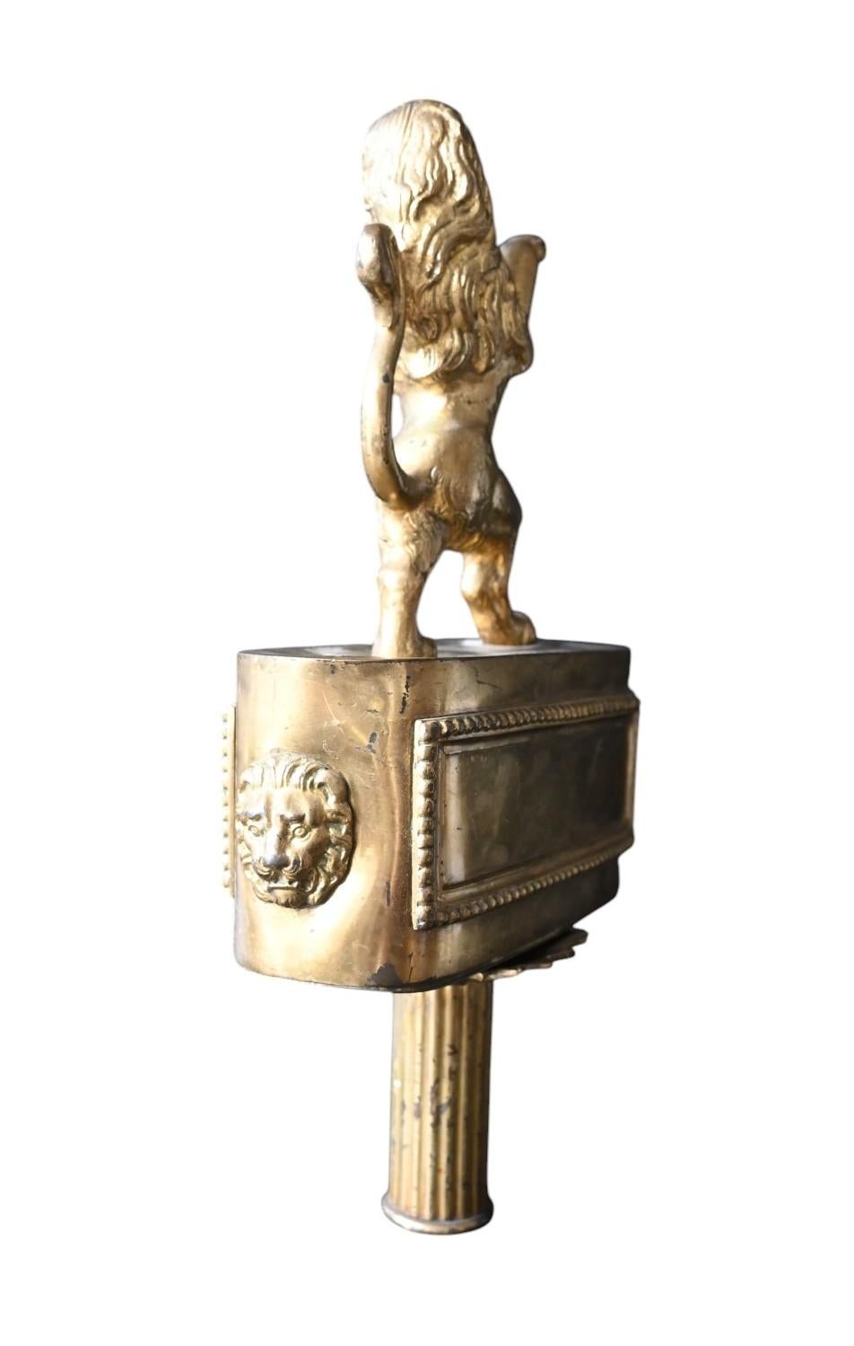 Doré Épi de mât en bronze ancien - Lion rampant (Belgique, fin du 19e siècle) en vente