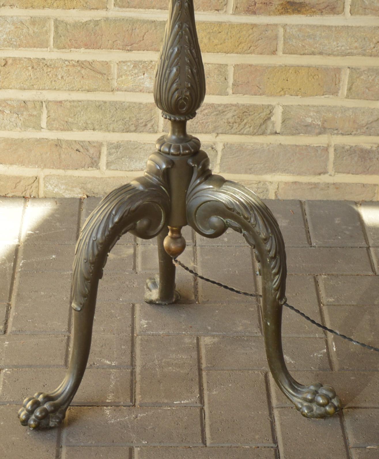Antique bronze floor lamp, circa 1900.
Patinated bronze foot and textile shade.
Measures: Height 210 cm, Ø 71 cm.
