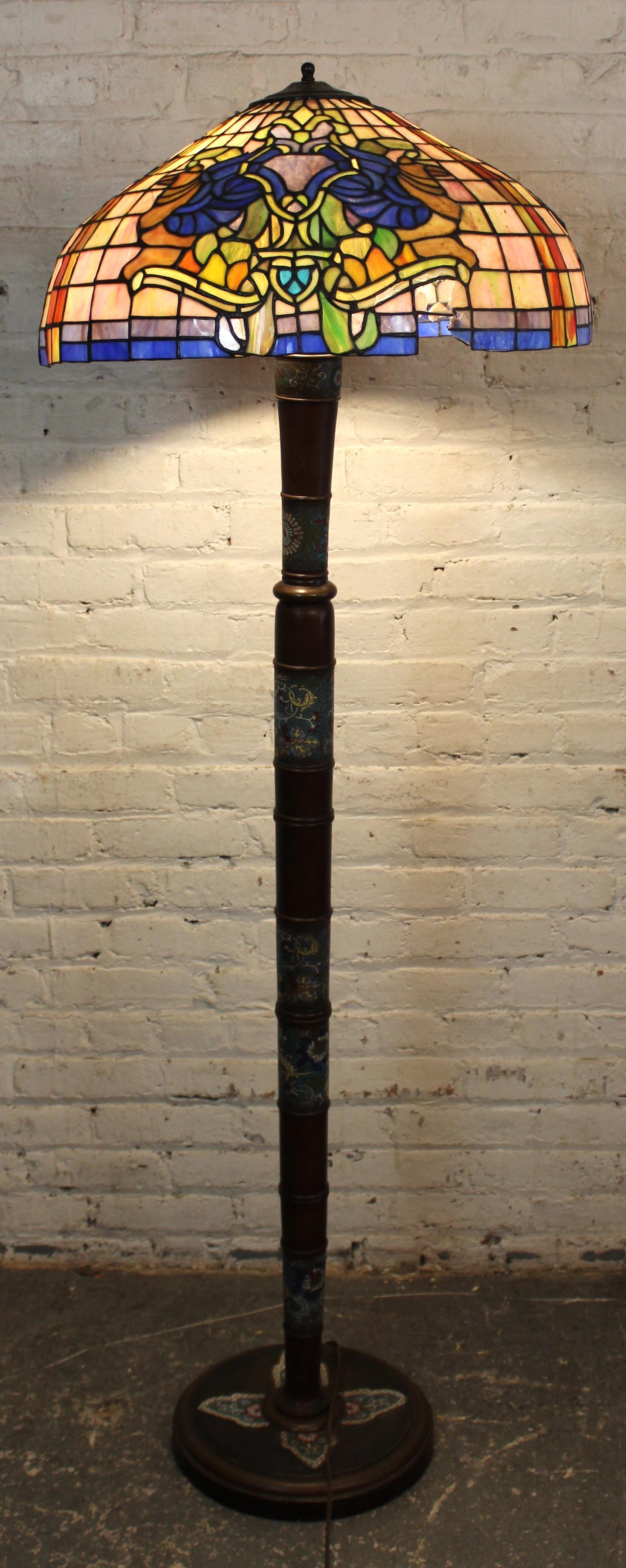 Lampada da terra in bronzo antico con paralume in Stained Glass in vendita 2
