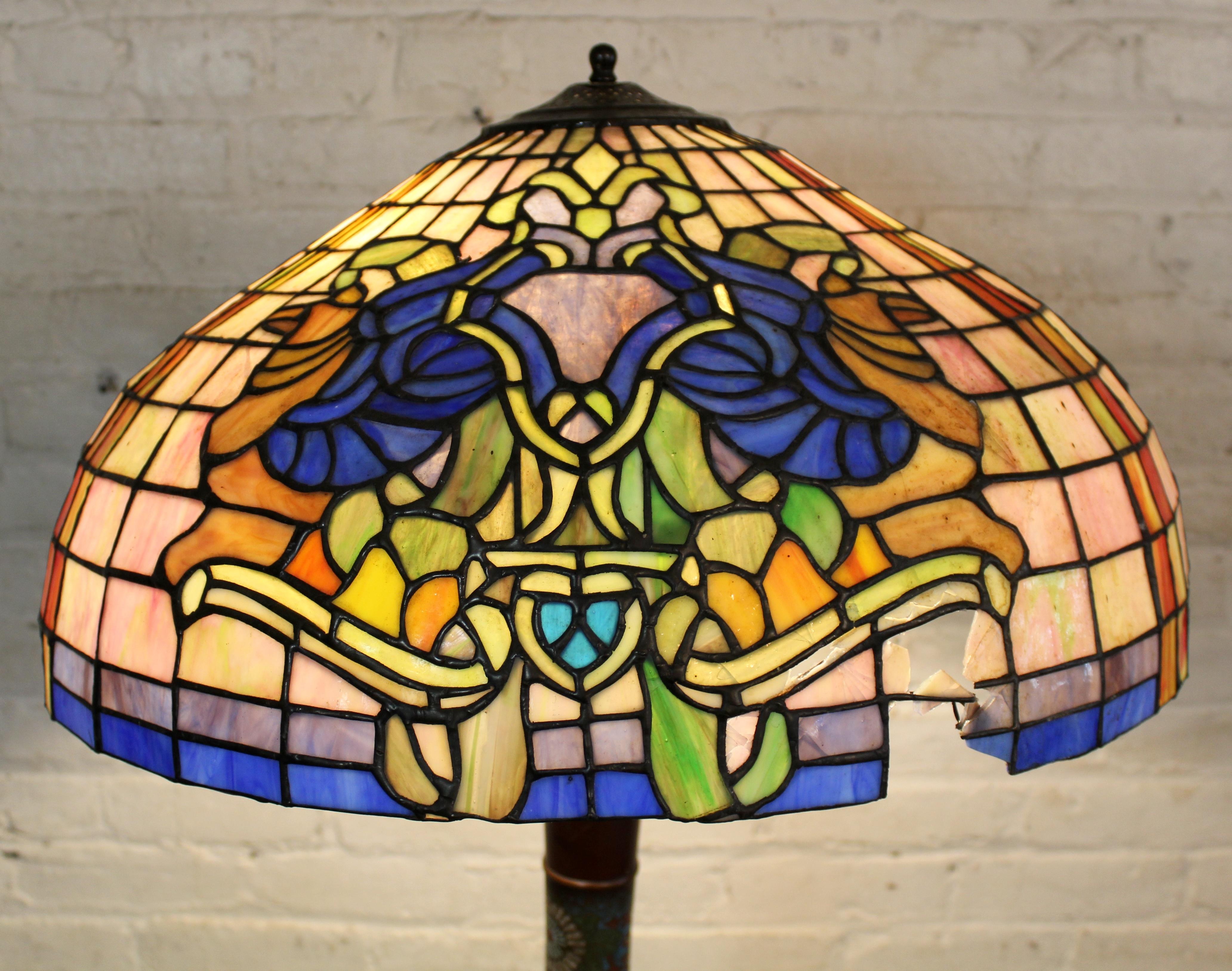 Lampada da terra in bronzo antico con paralume in Stained Glass in vendita 3