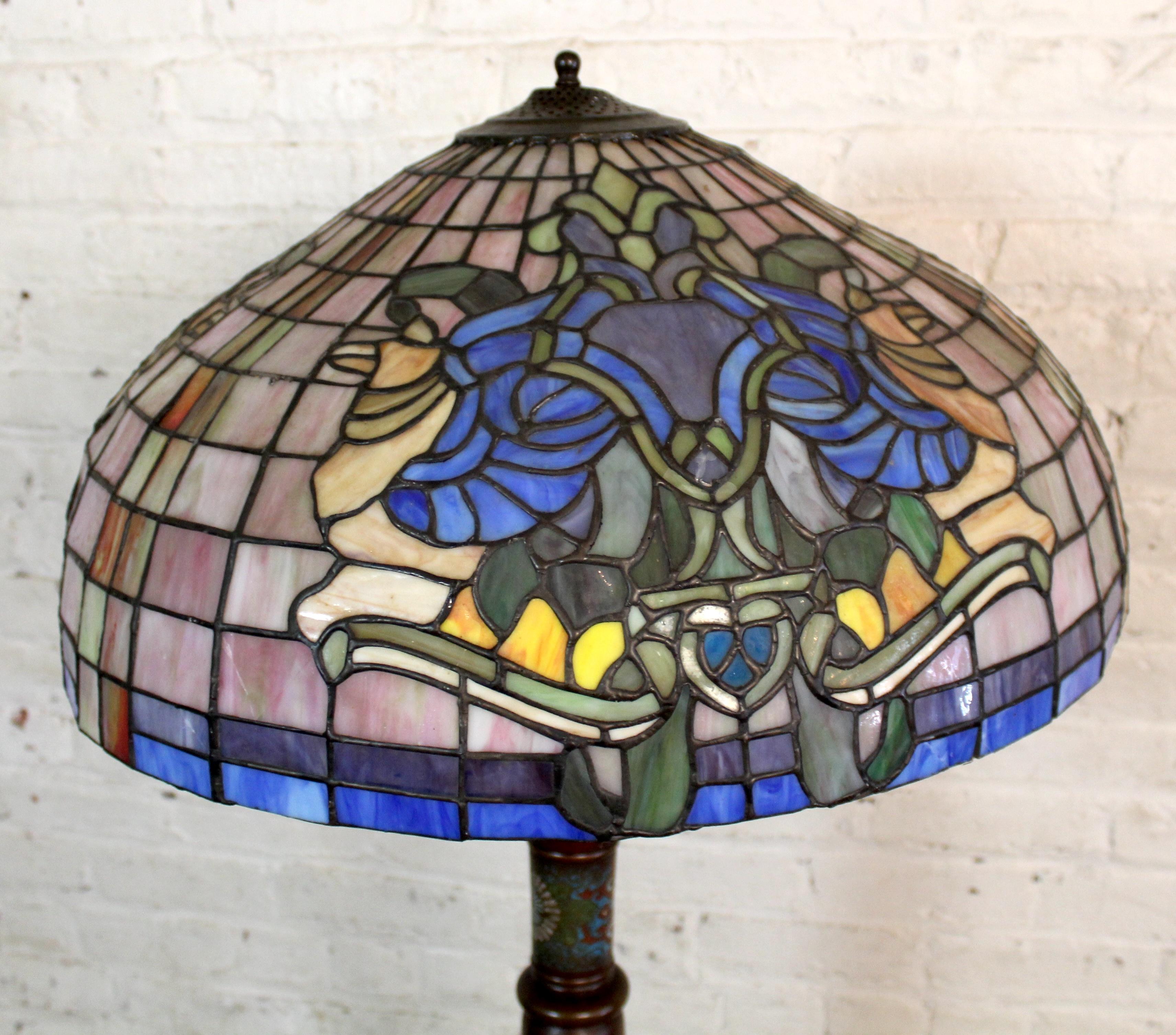 Art Nouveau Lampada da terra in bronzo antico con paralume in Stained Glass in vendita