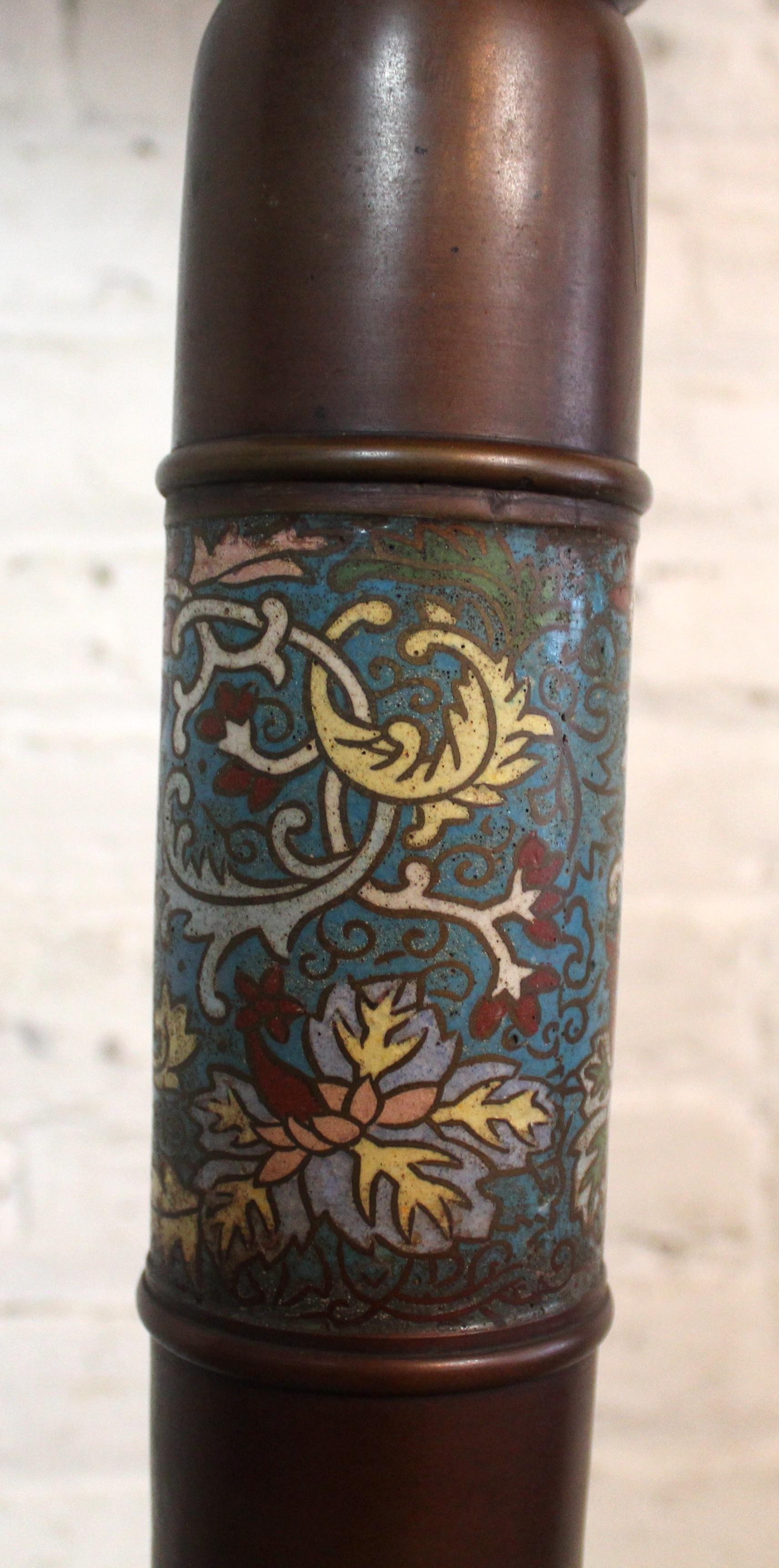 Fatto a mano Lampada da terra in bronzo antico con paralume in Stained Glass in vendita