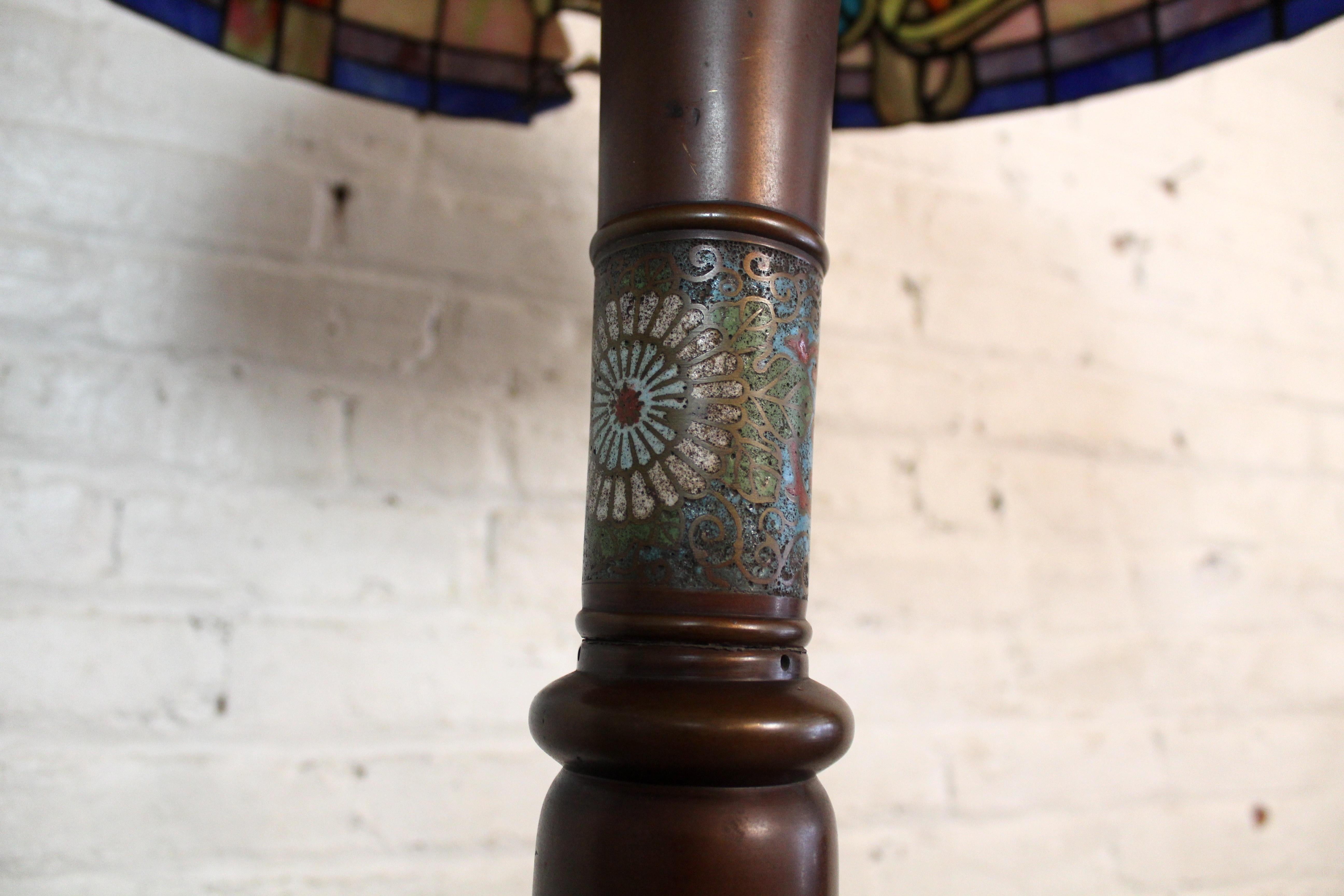 Lampada da terra in bronzo antico con paralume in Stained Glass In condizioni discrete in vendita a Brooklyn, NY