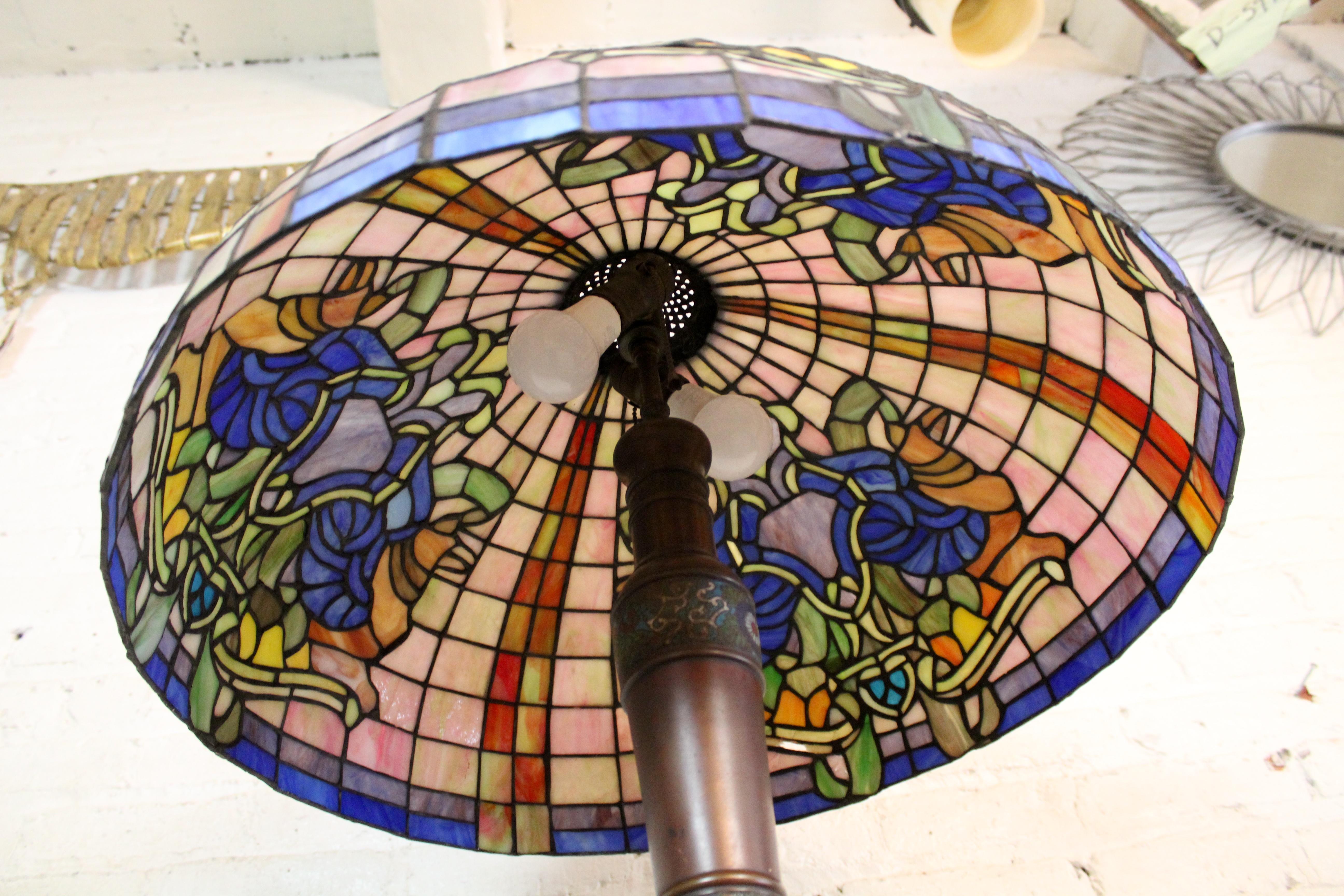XX secolo Lampada da terra in bronzo antico con paralume in Stained Glass in vendita