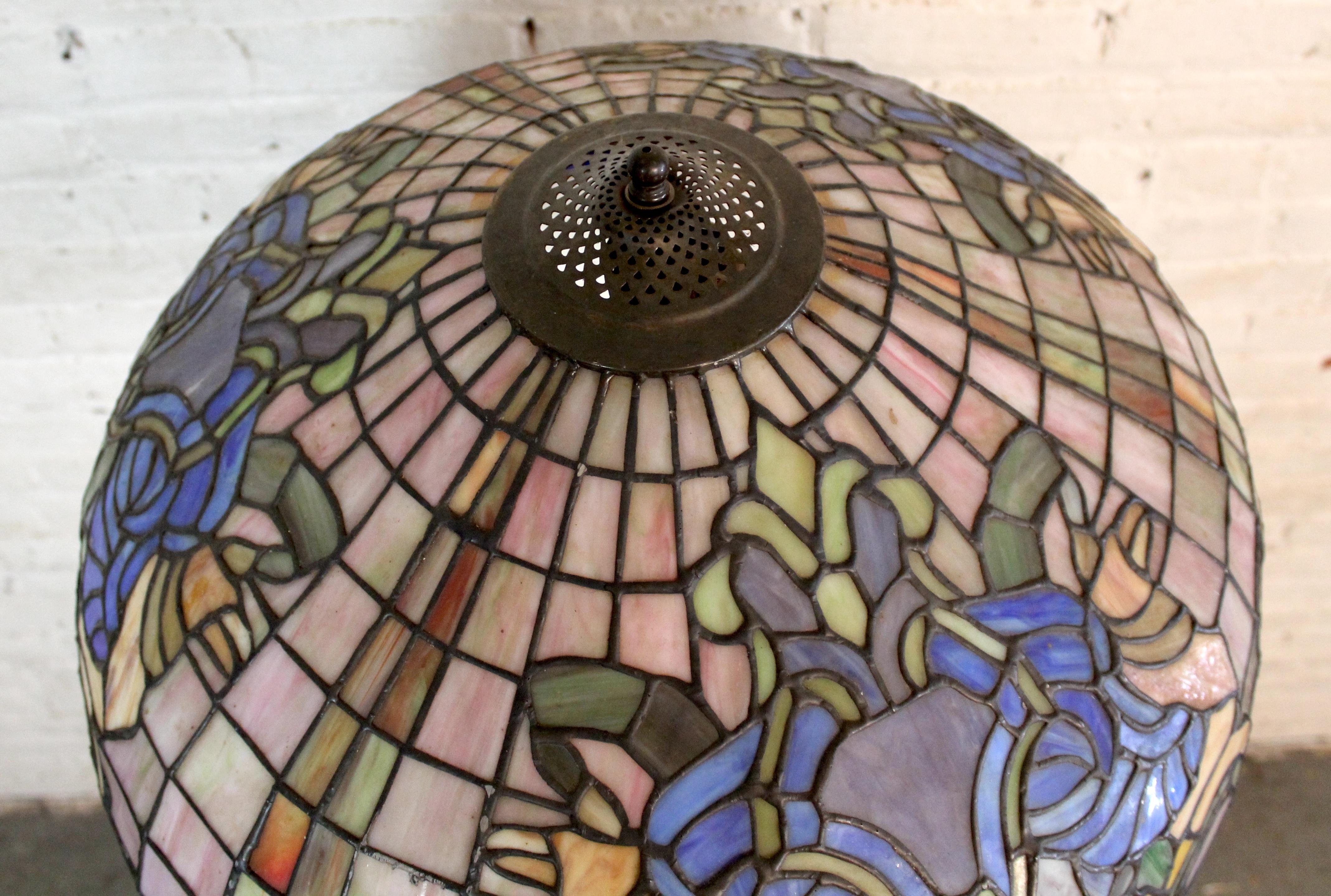 Vetro Lampada da terra in bronzo antico con paralume in Stained Glass in vendita