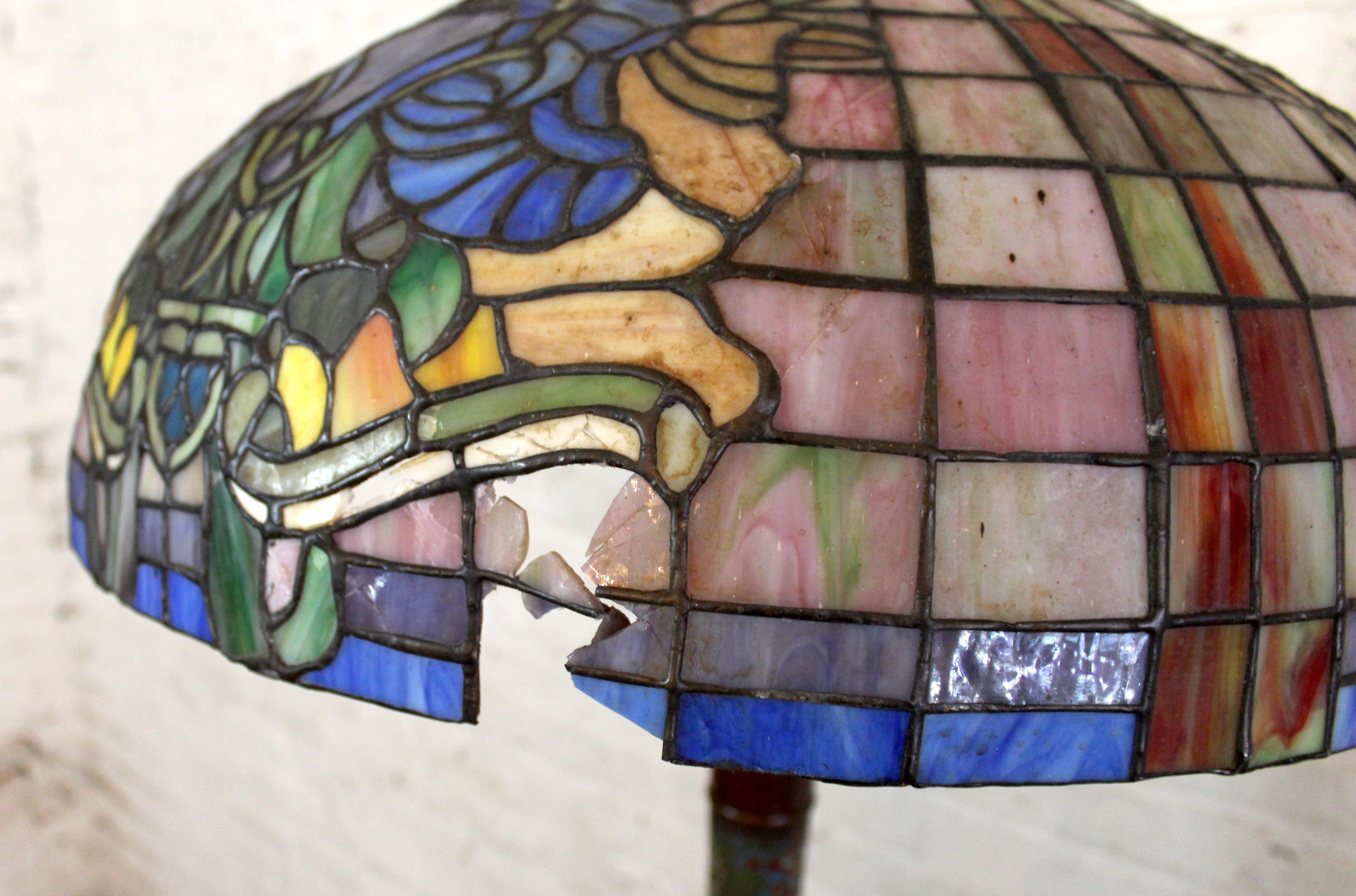 Lampada da terra in bronzo antico con paralume in Stained Glass in vendita 1