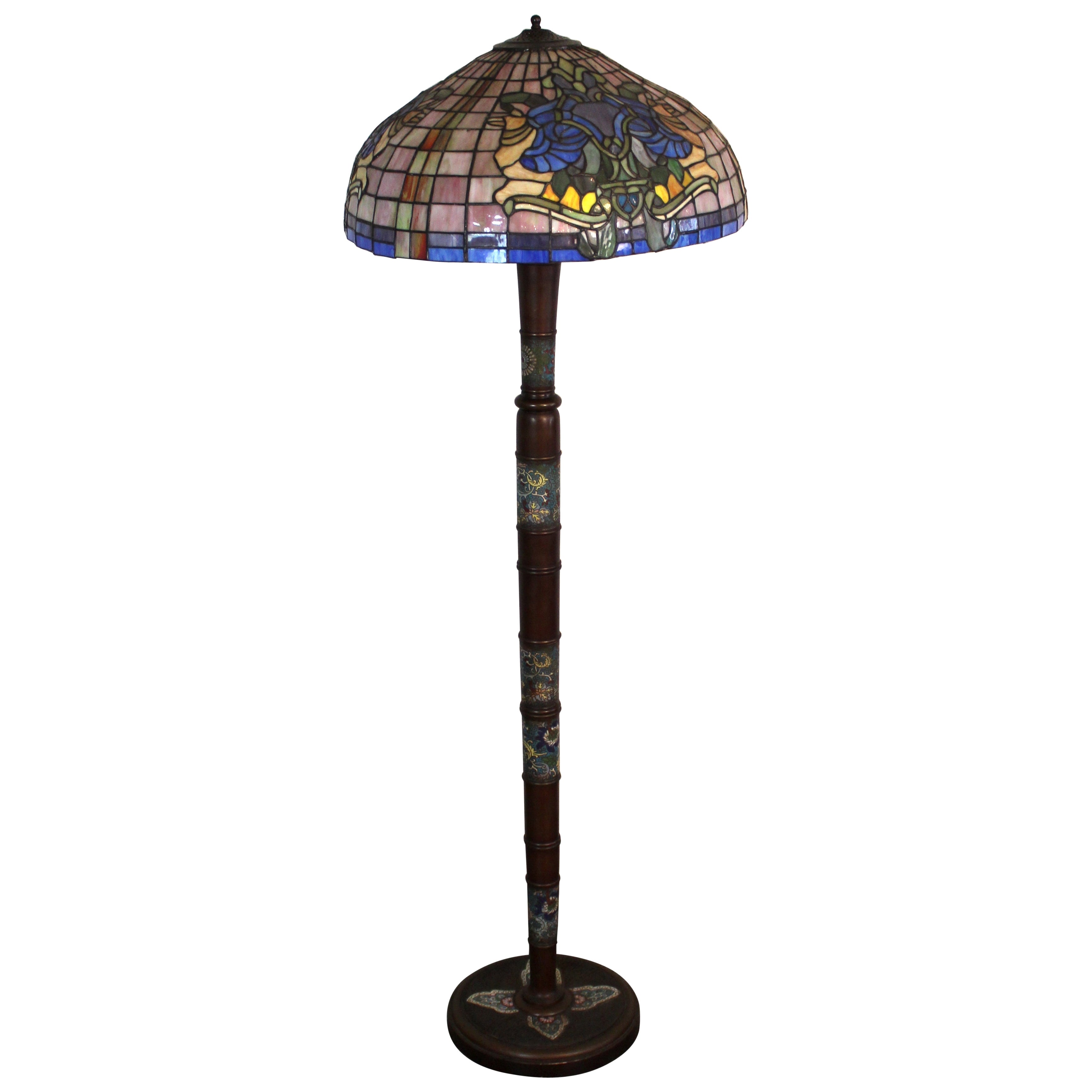Lampada da terra in bronzo antico con paralume in Stained Glass in vendita