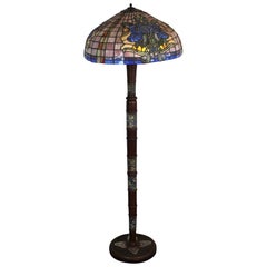 Lampada da terra in bronzo antico con paralume in Stained Glass