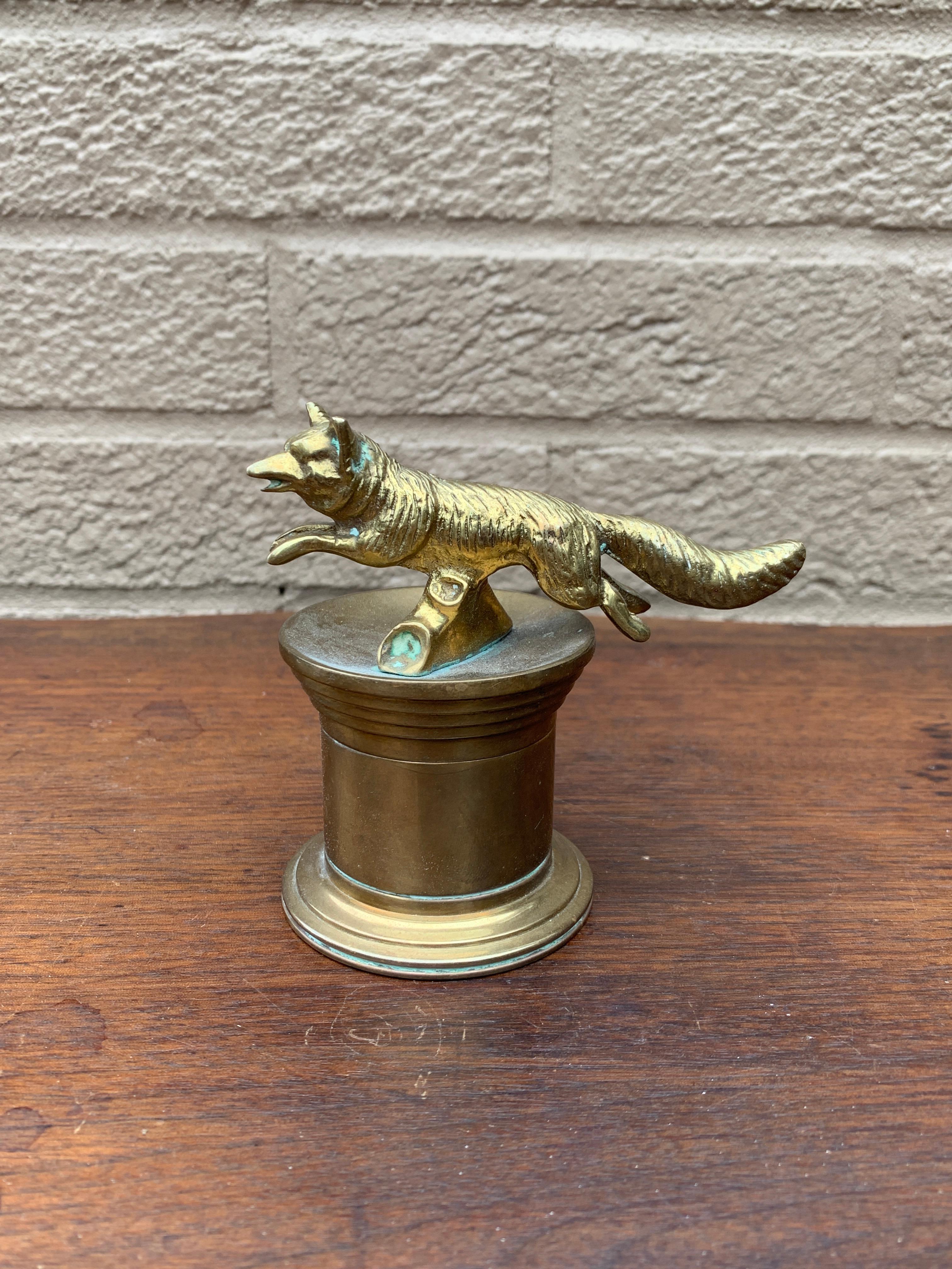 Eine schöne antike vergoldete Bronze Briefmarke Rollenhalter mit einem springenden Fuchs

USA, Anfang 20. Jahrhundert

Maße: 3,75 