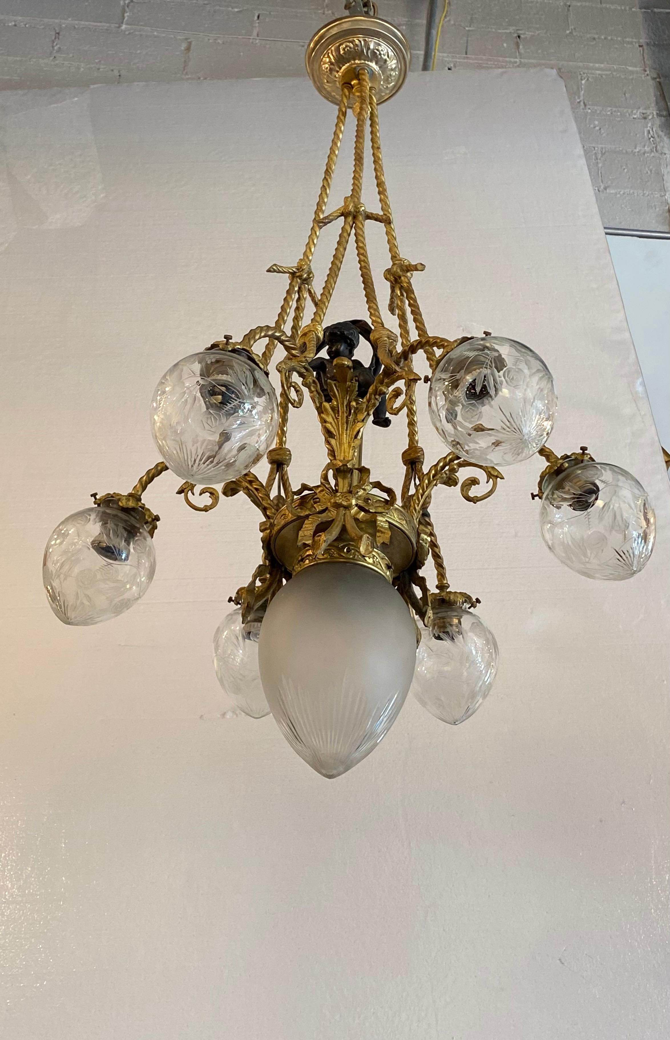 Antique bronze French 19th century chandelier 7 lights, in excellent conditions.