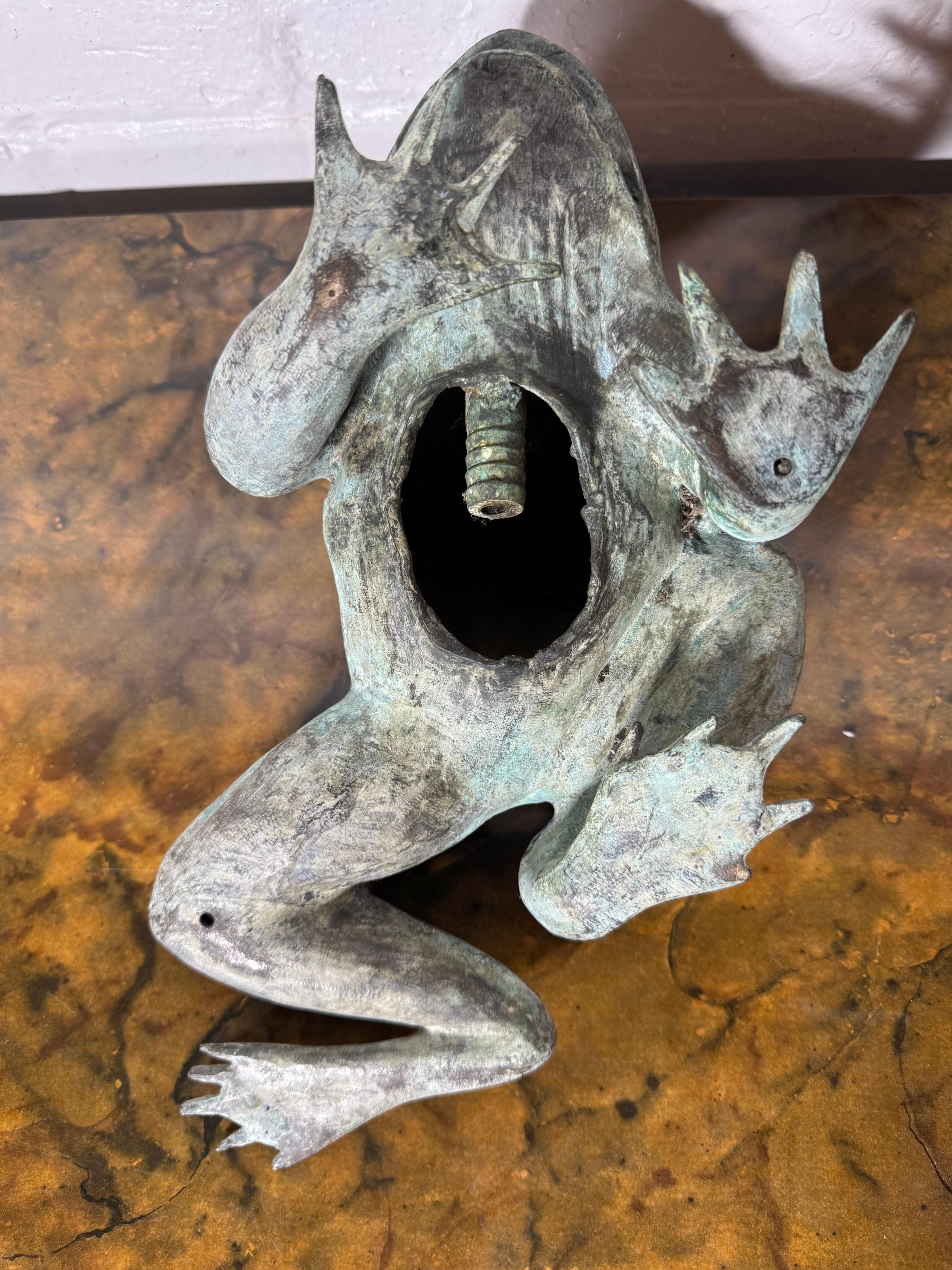 Arte popolare Fontana a forma di rana in bronzo antico, patina verde in vendita