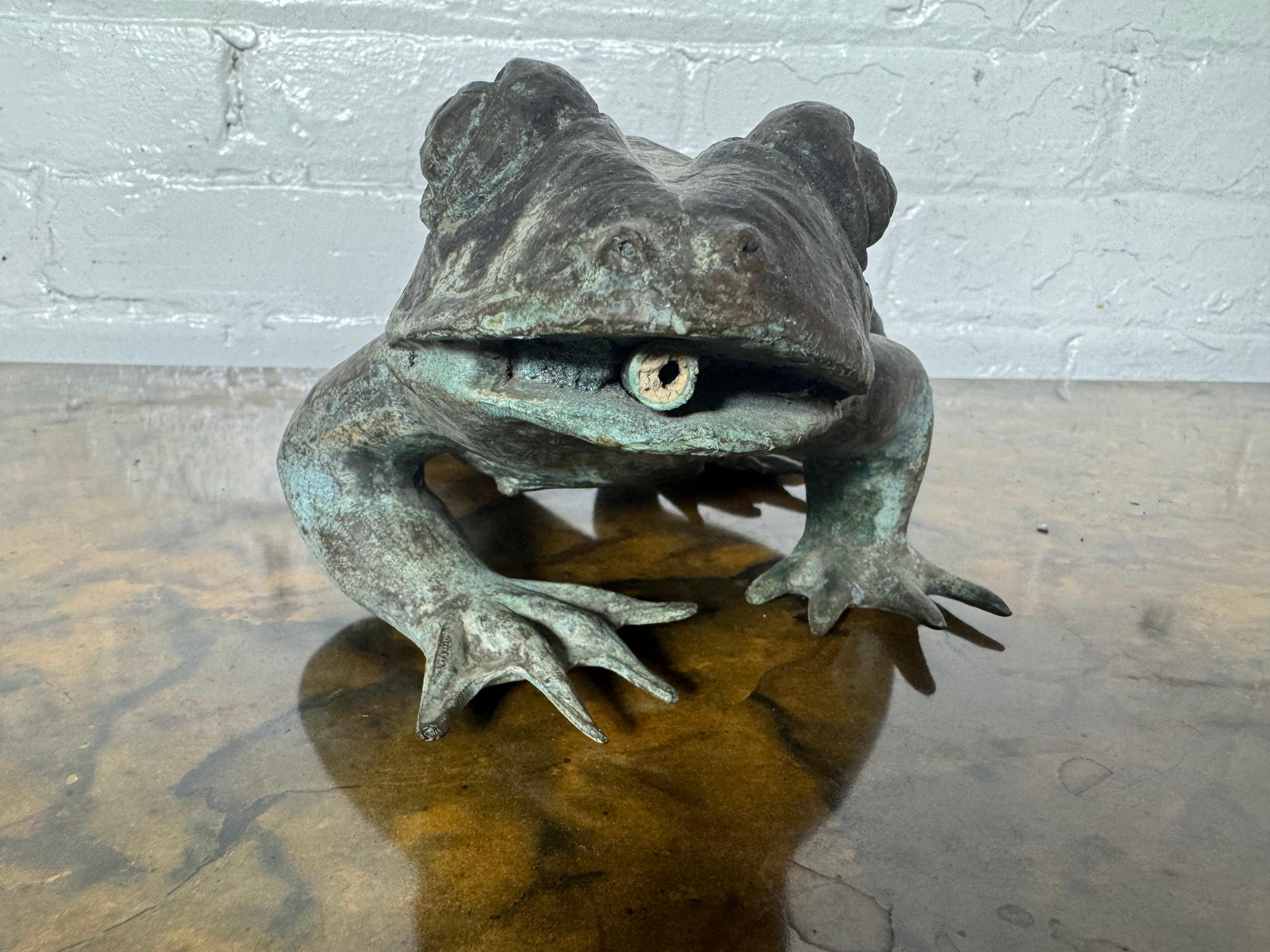 Sconosciuto Fontana a forma di rana in bronzo antico, patina verde in vendita