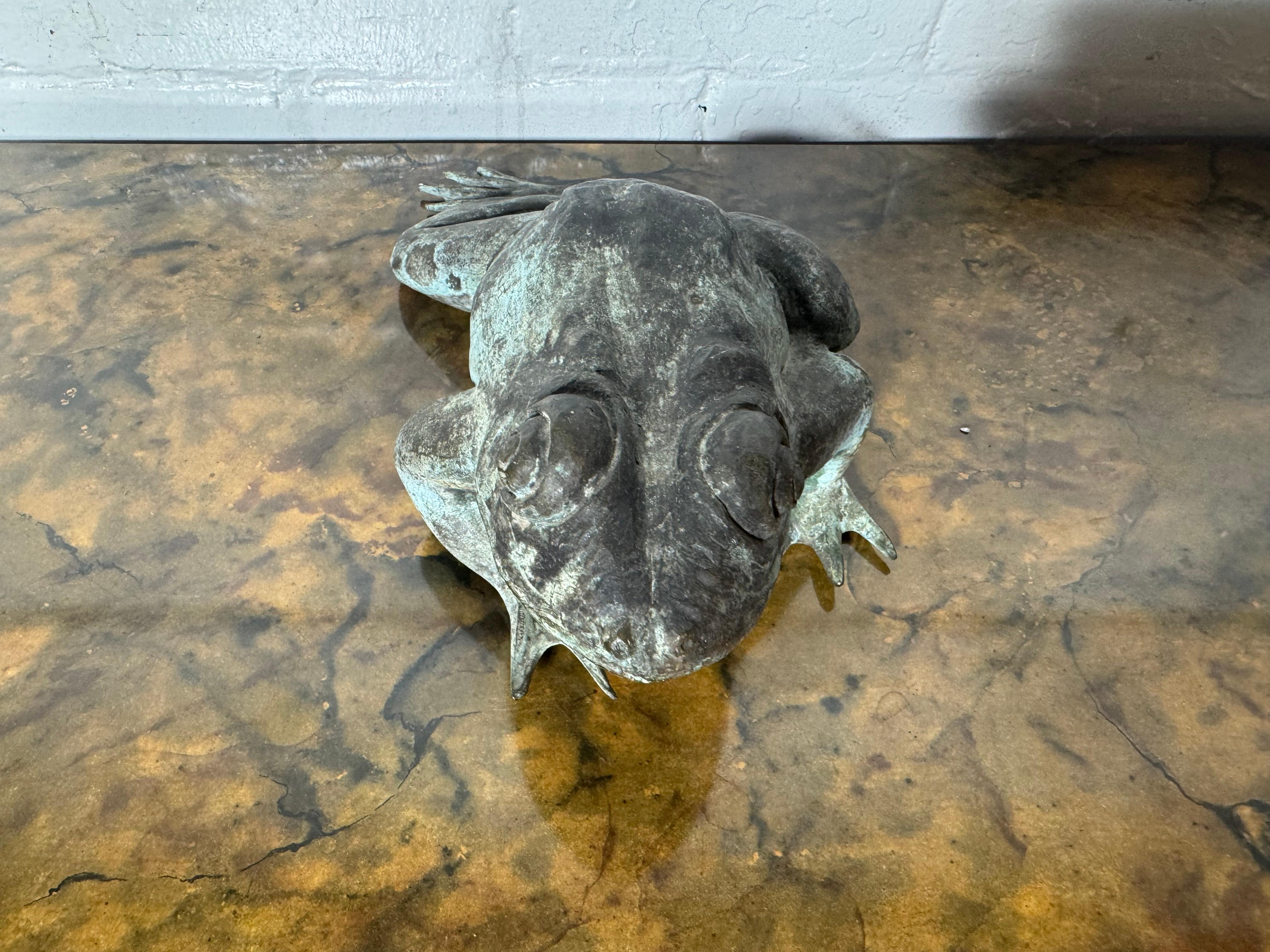 Calco Fontana a forma di rana in bronzo antico, patina verde in vendita