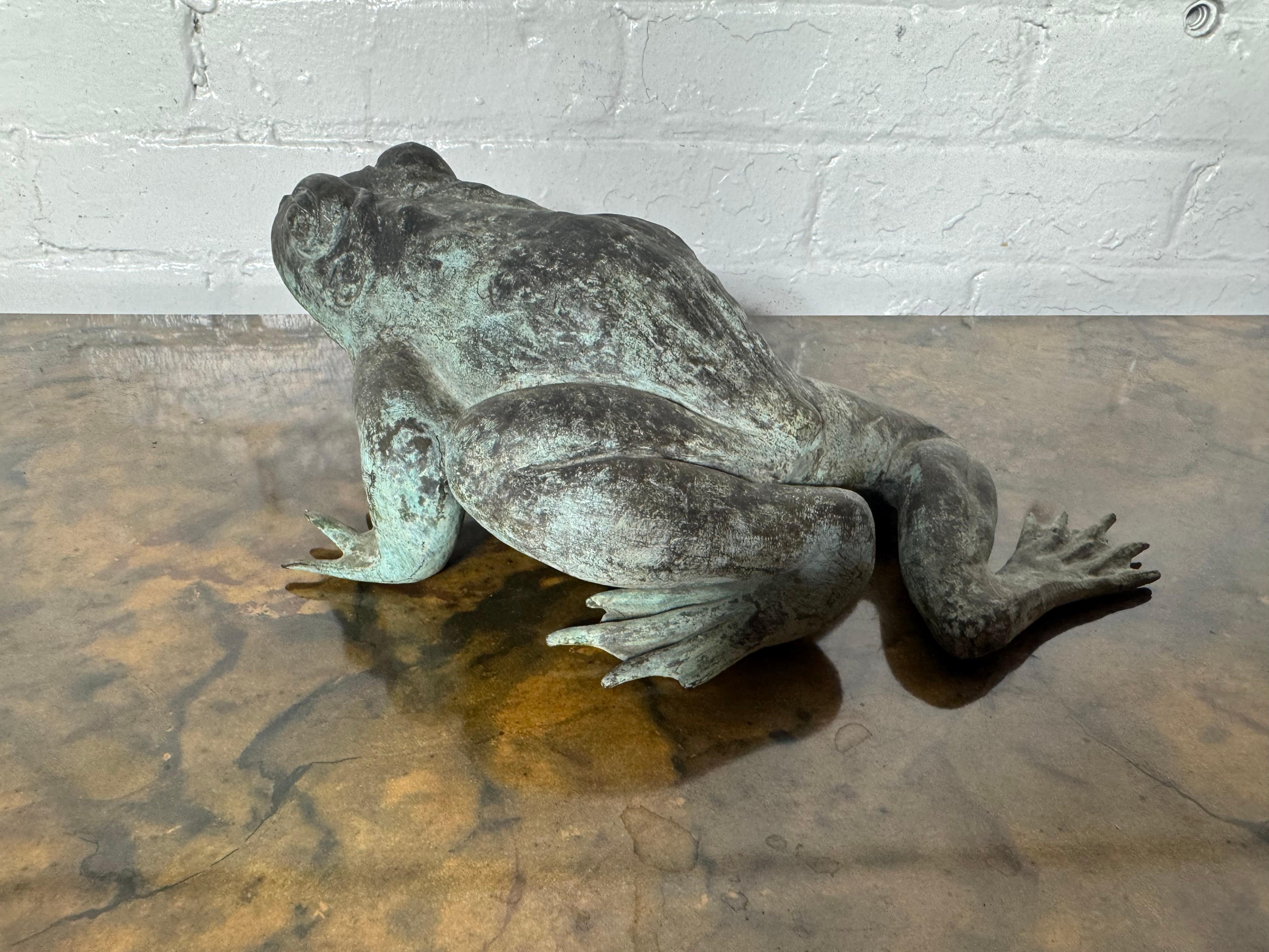 Inizio XX secolo Fontana a forma di rana in bronzo antico, patina verde in vendita