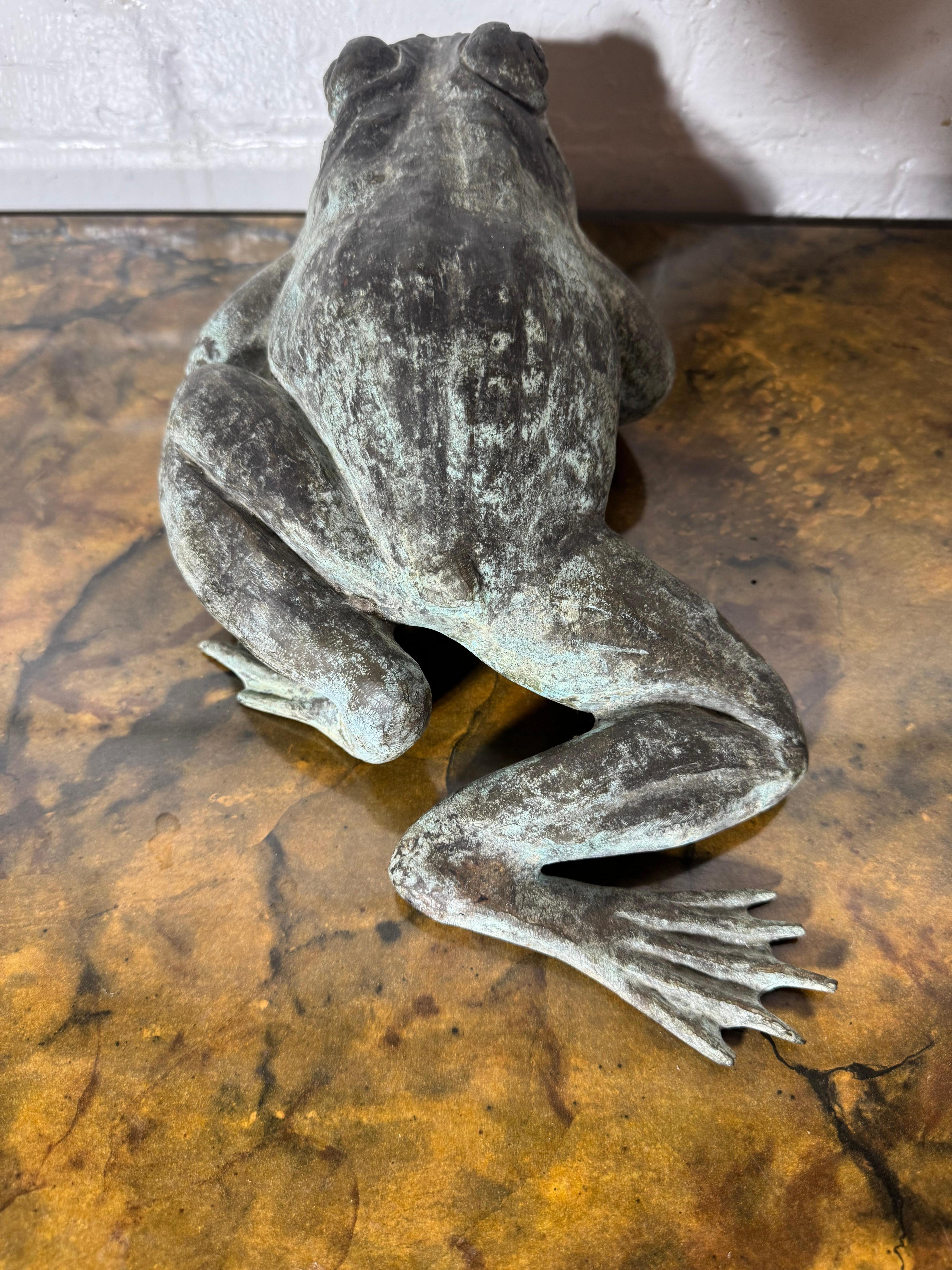 Bronzo Fontana a forma di rana in bronzo antico, patina verde in vendita