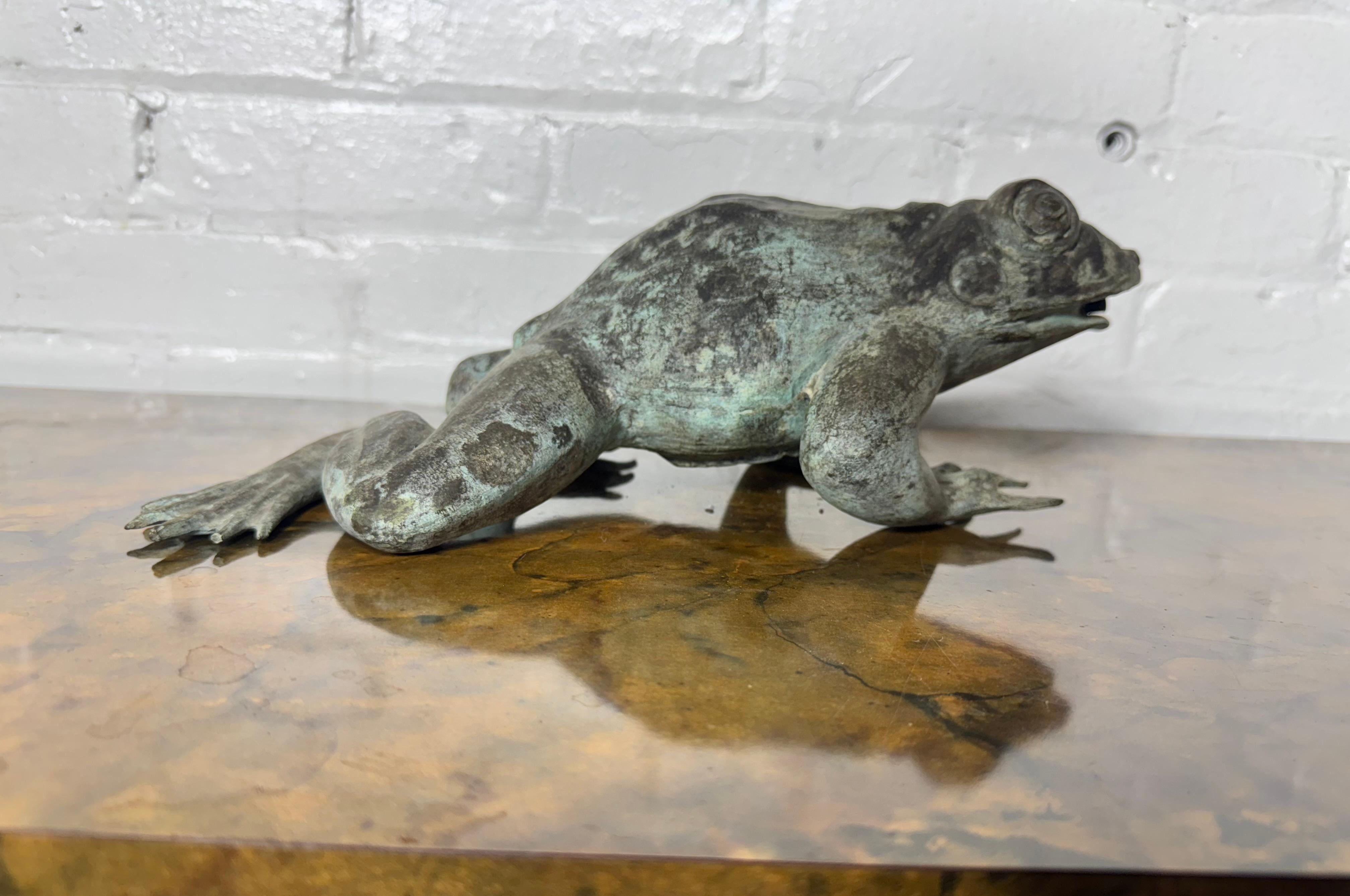 Fontana a forma di rana in bronzo antico, patina verde in vendita 1