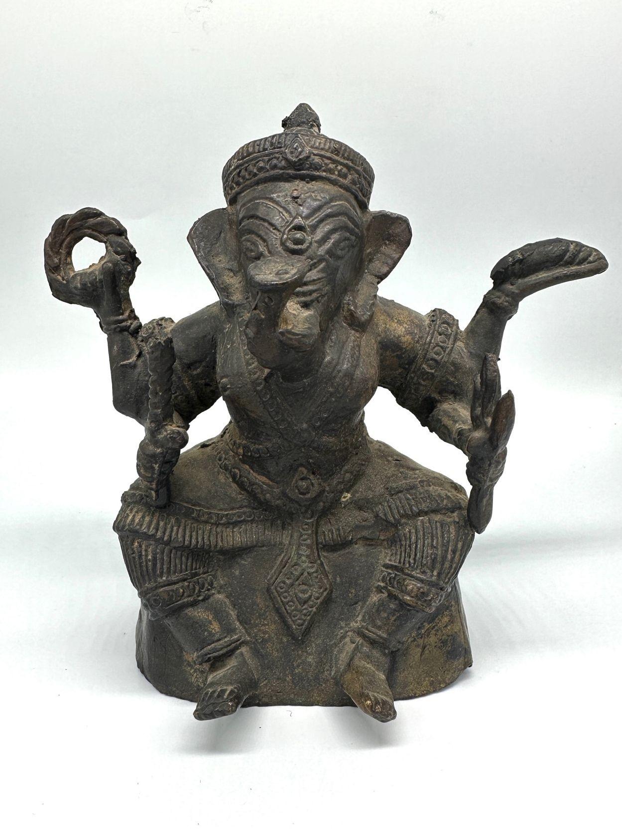 Antike Bronze Ganesha Sitzende Meditation 4 Hände Hindu Ganapati Skulptur von Ganesha, auch bekannt als Ganapati, ist eine verehrte Hindu-Gottheit weithin als der Entferner von Hindernissen und der Gott der Weisheit verehrt.
Ganesha wird mit einem