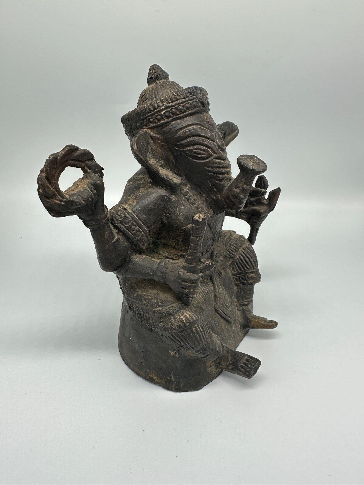 Début du 20ème siècle Sculpture Ganesha Assis Méditation Four Hands Hindu Ganapati Bronze Antique en vente