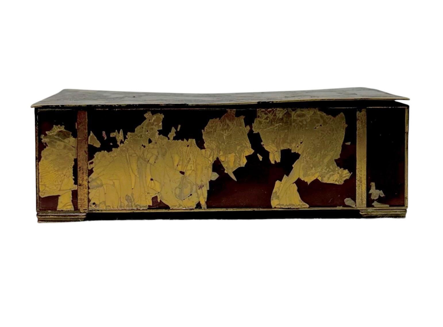 Caja de bronce de finales de los años 40 con interior de madera. Firmado Alemania con un número de patente. 