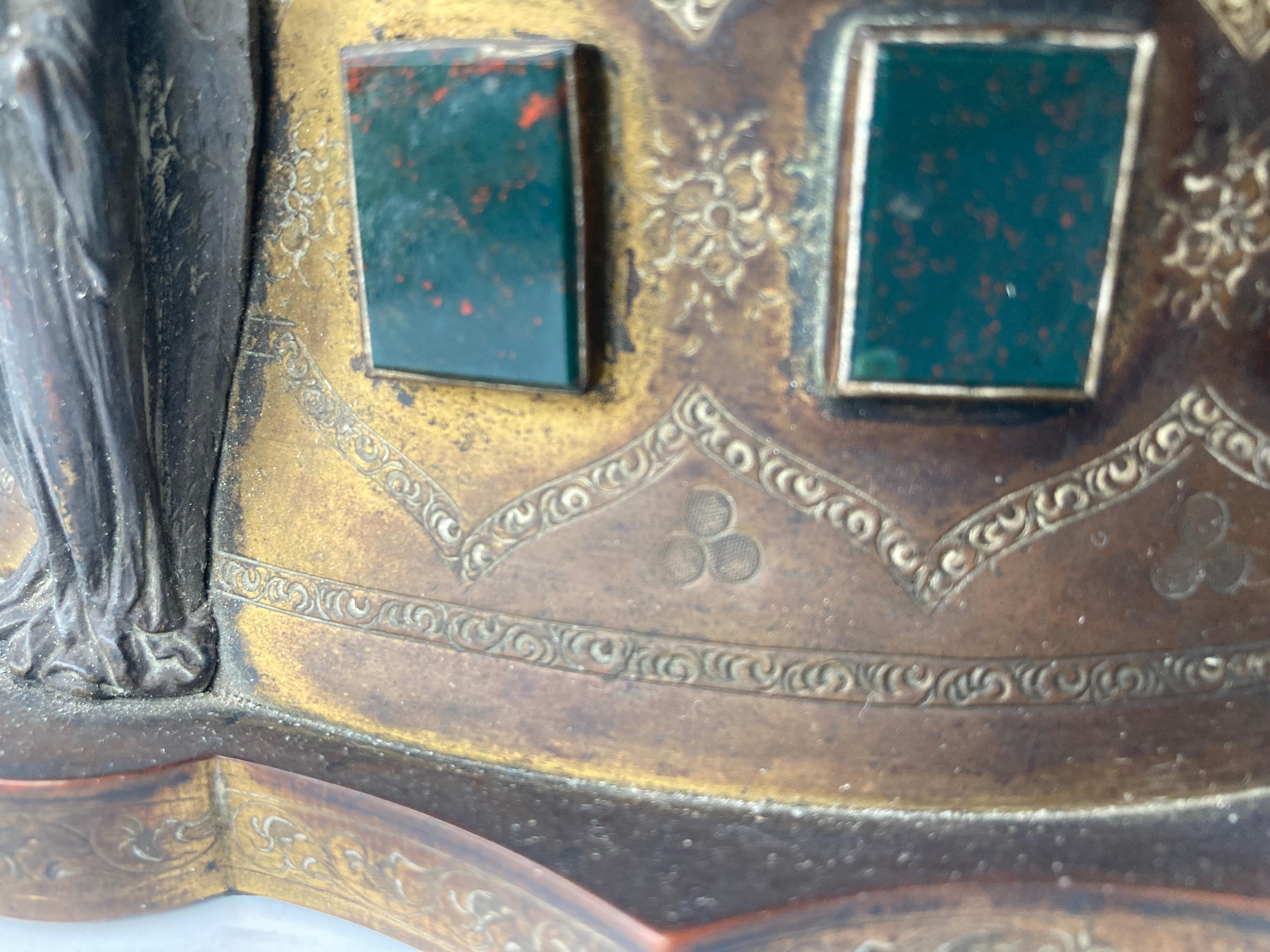 Bijoux anciens bronze doré  Boîte avec plaques d'anges et de jaspe de sang en vente 3