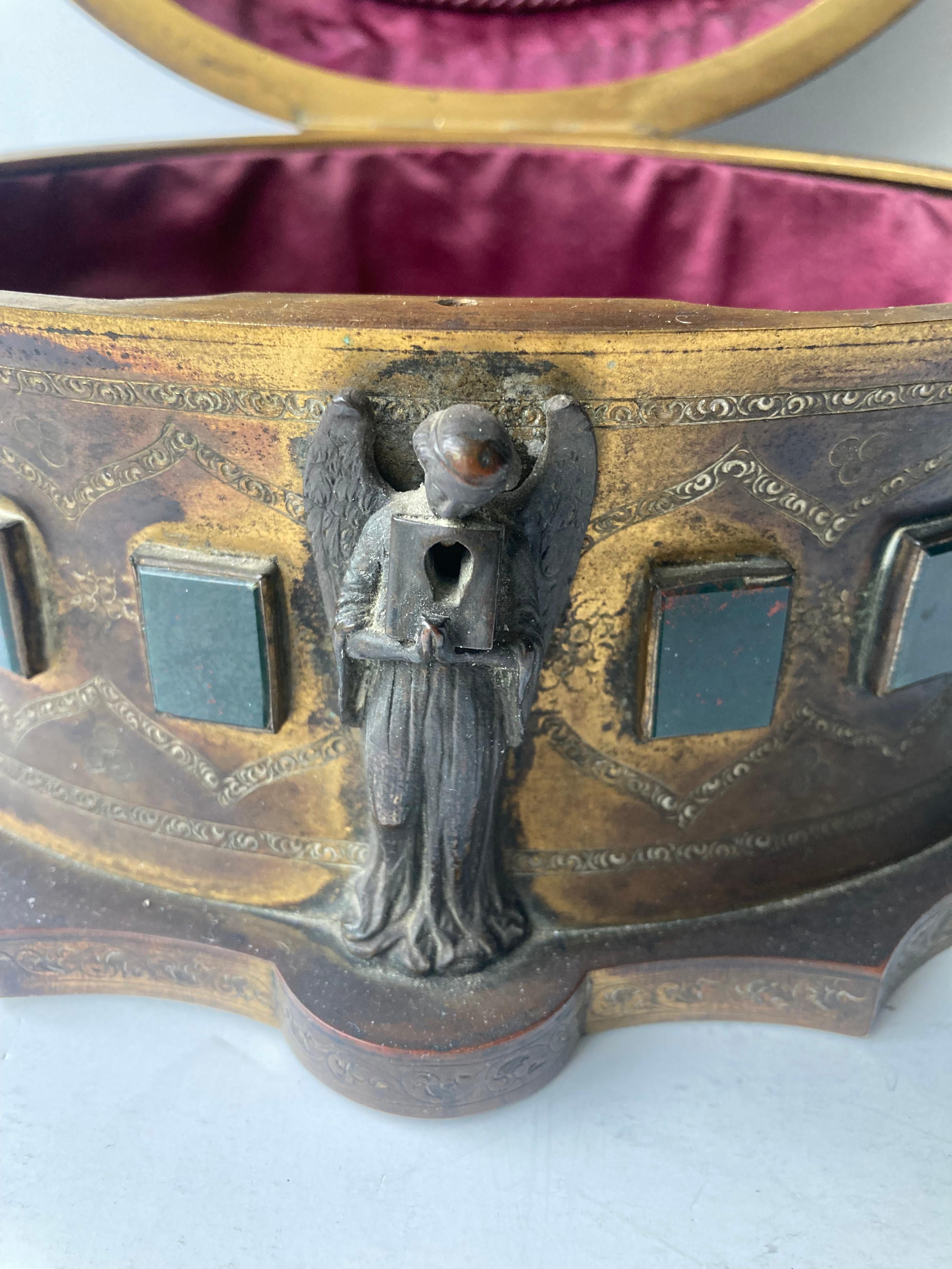 Bijoux anciens bronze doré  Boîte avec plaques d'anges et de jaspe de sang en vente 4