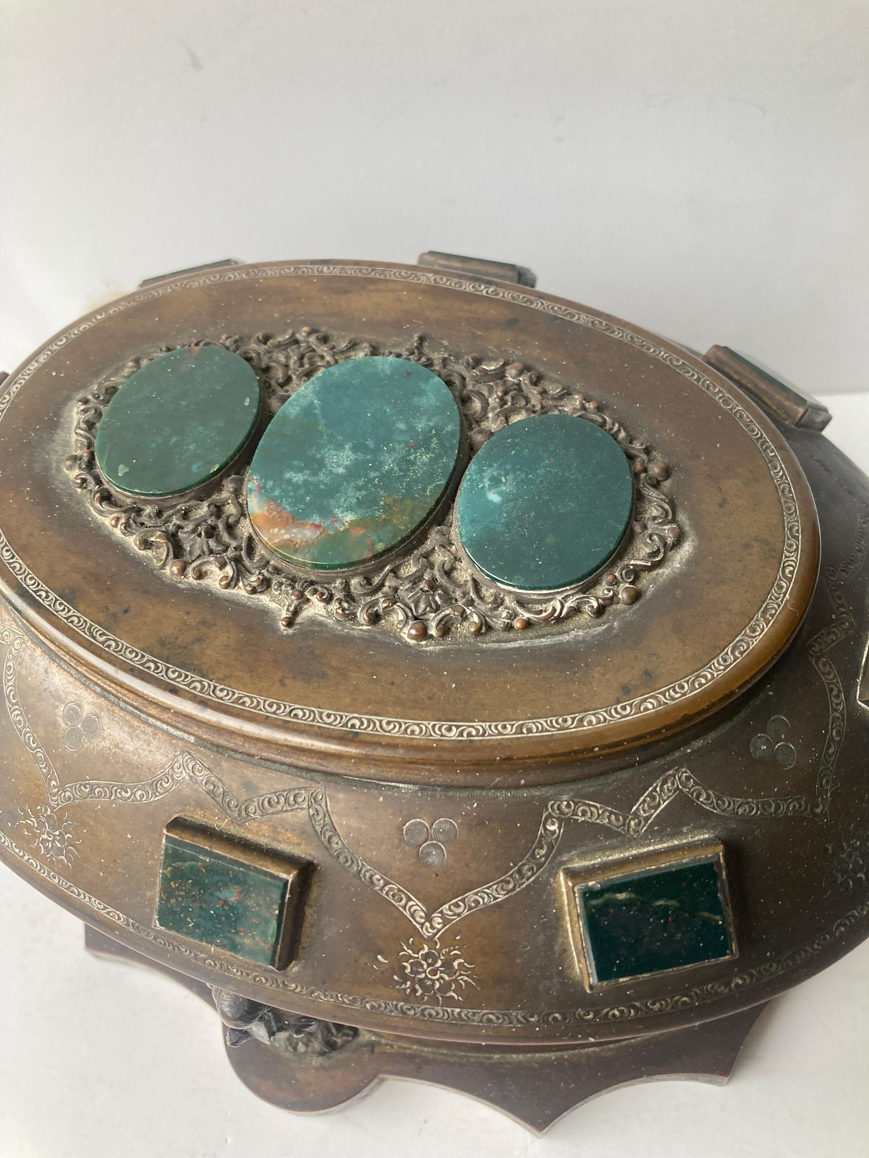 Très belle boîte à bijoux en métal/laiton avec des plaques montées d'anges en bronze et de jaspe sang de dragon. 